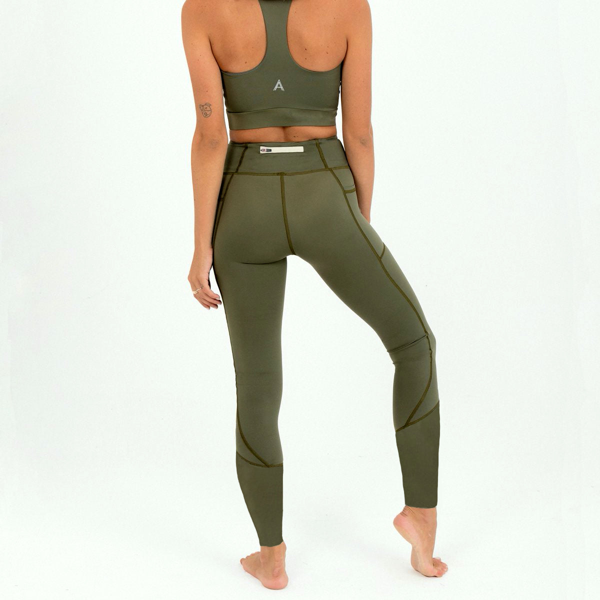 High-rise leggings to keep you supported in all the right places. Made of ECONYL® a regenerated nylon, which has excellent recovery power and perfect muscle compression aimed at reducing lactic acid production, thus promoting faster energy recovery. UV protection (UPF 50+). This fabric generates a compressive second-skin effect, stylizing your body and allowing easy mobility. In addition to being soft and skin-friendly, compact and breathable.