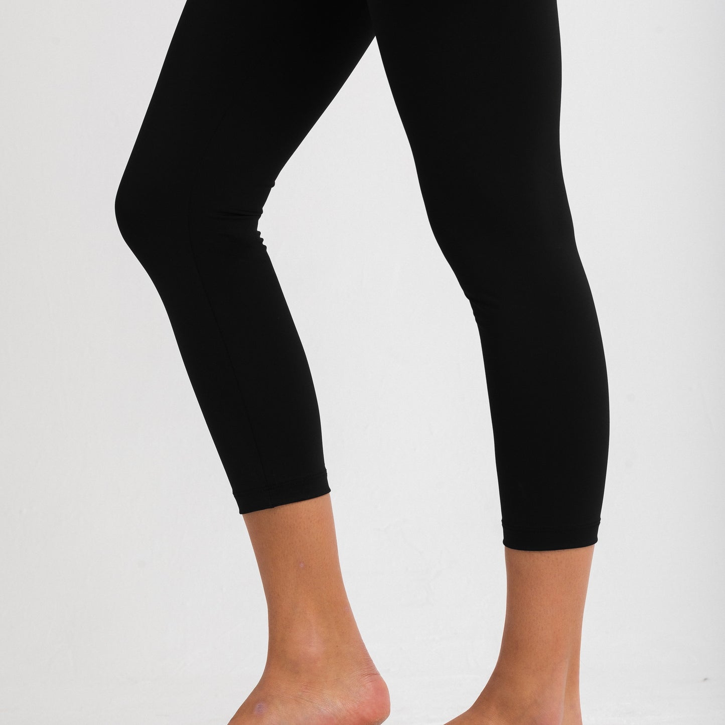 Black high-waisted sports leggings. Compression effect. 7/8 length leggings Comfortable and resistant. Pocket to put your essentials. Mallas de deporte de tiro alto de color negro. Efecto compresivo. Cómodo y resistente. Bolsillo trasero para meter lo esencial.