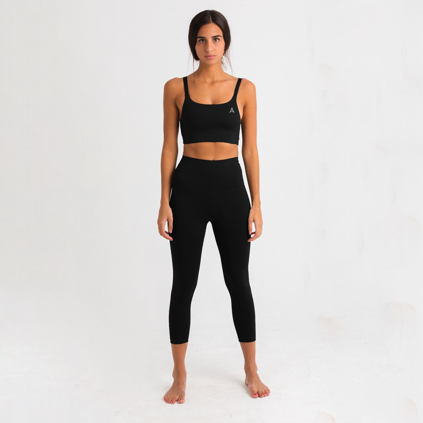 Black high-waisted sports leggings. Compression effect. 7/8 length leggings Comfortable and resistant. Pocket to put your essentials. Mallas de deporte de tiro alto de color negro. Efecto compresivo. Cómodo y resistente. Bolsillo trasero para meter lo esencial.