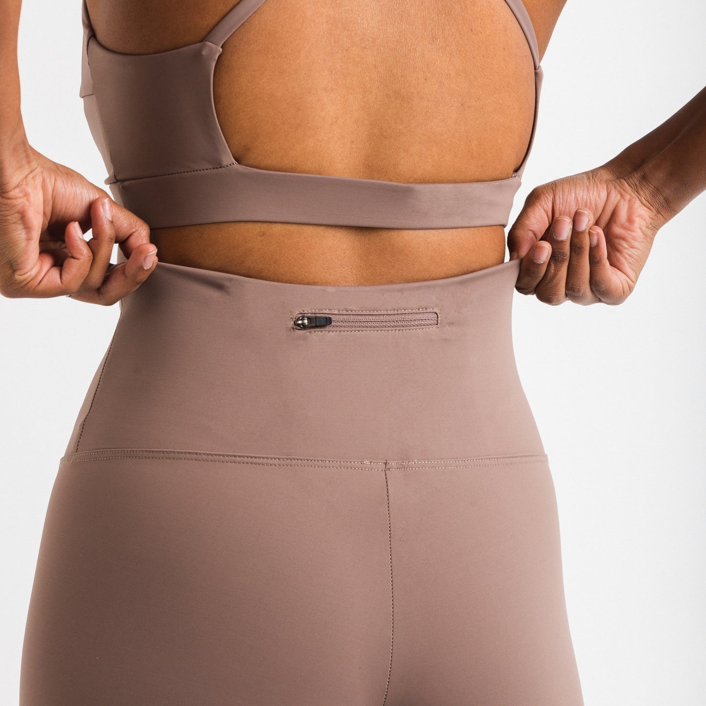 Camel high-waisted sports leggings. Compression effect. Comfortable and resistant. Pocket to put your essentials. Mallas de deporte de tiro alto de color beige. Efecto compresivo. Cómodo y resistente. Bolsillo para meter lo esencial.