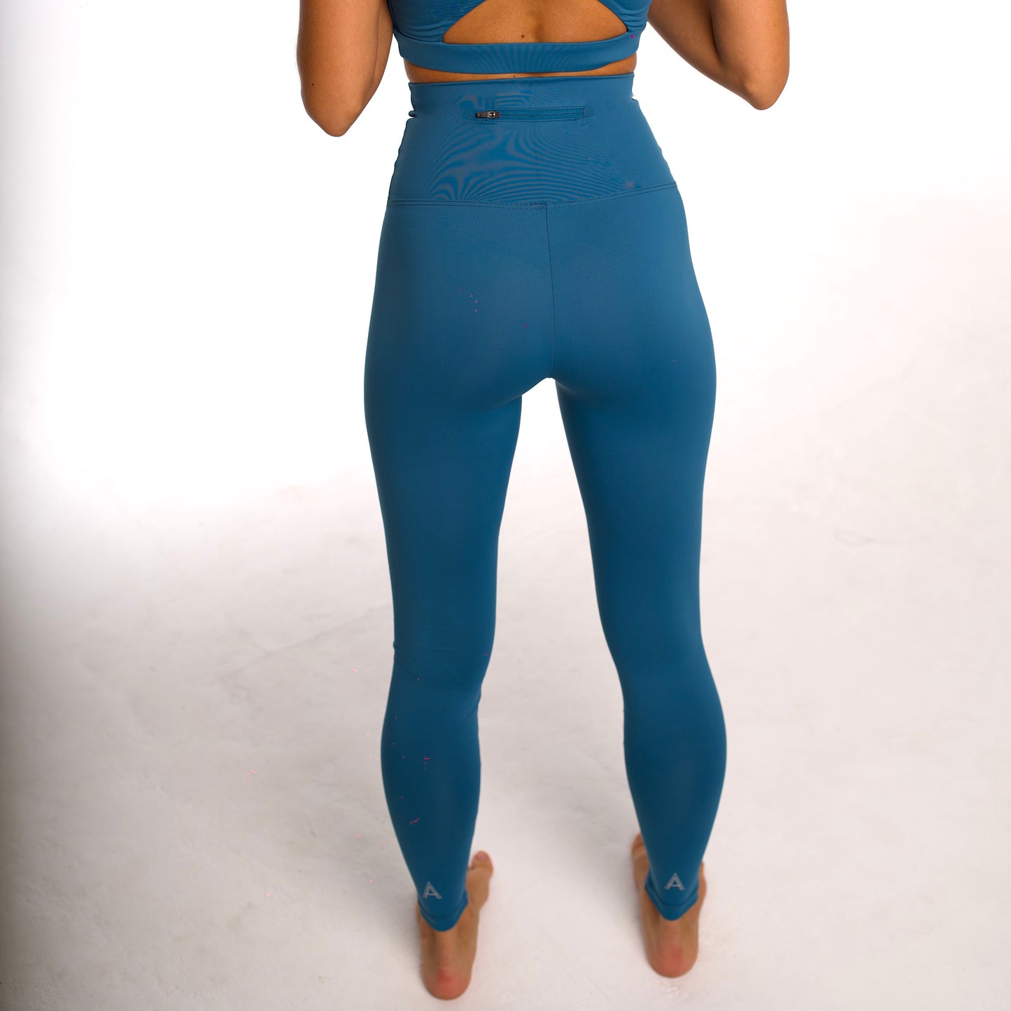 Canard blue high-waisted sports leggings. Compression effect. Comfortable and resistant. Pocket to put your essentials. Mallas de deporte de tiro alto de color azul pato. Efecto compresivo. Cómodo y resistente. Bolsillo trasero para meter lo esencial.