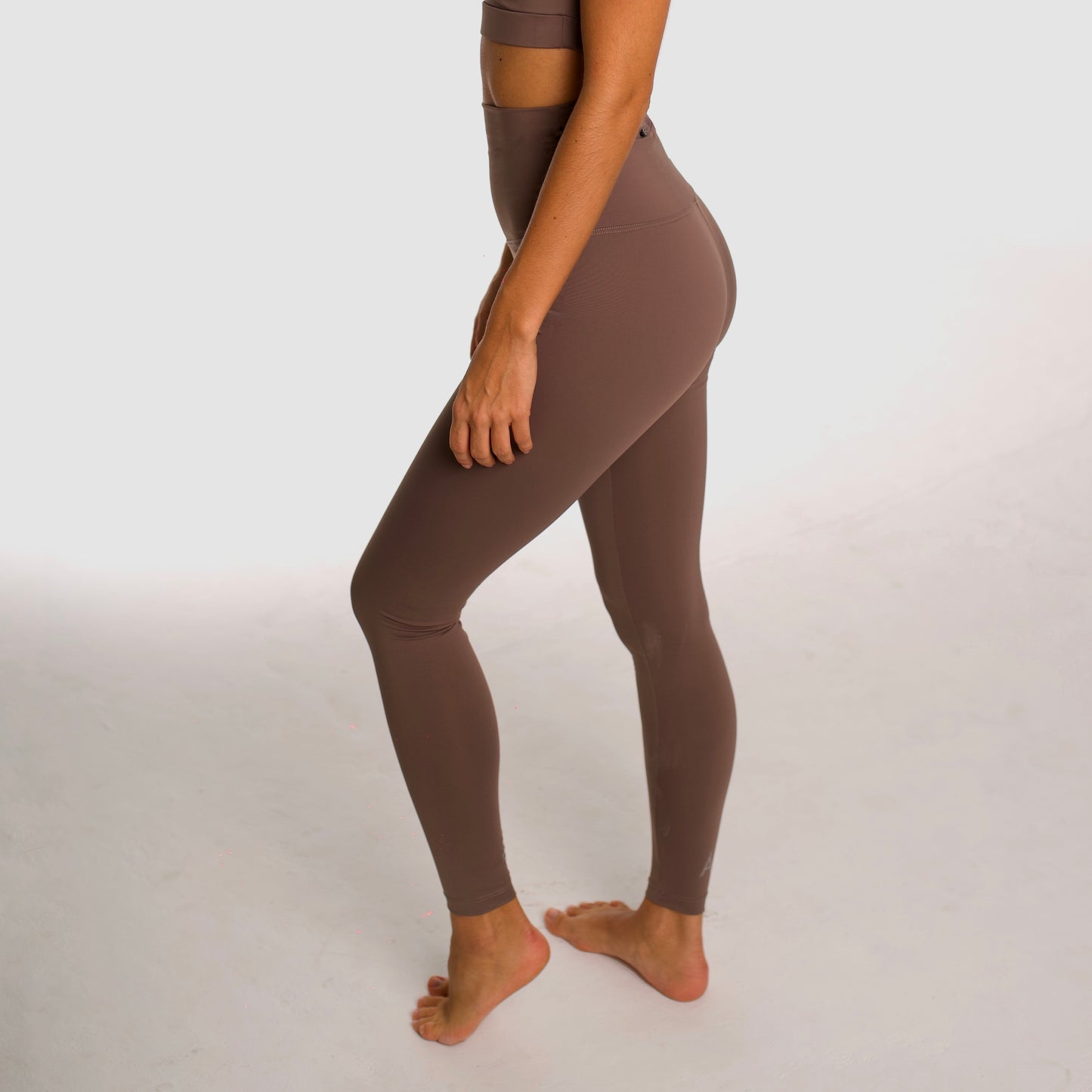 Camel high-waisted sports leggings. Compression effect. Comfortable and resistant. Pocket to put your essentials. Mallas de deporte de tiro alto de color beige. Efecto compresivo. Cómodo y resistente. Bolsillo para meter lo esencial.