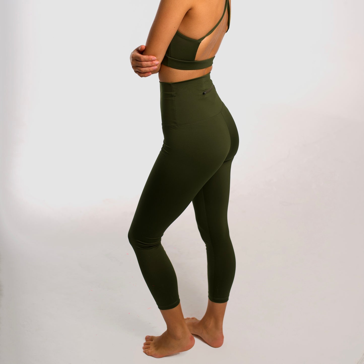 Khaki high-waisted sports leggings. Compression effect. 7/8 length leggings Comfortable and resistant. Pocket to put your essentials. Mallas de deporte de tiro alto de color beige. Efecto compresivo. Cómodo y resistente. Bolsillo para meter lo esencial.