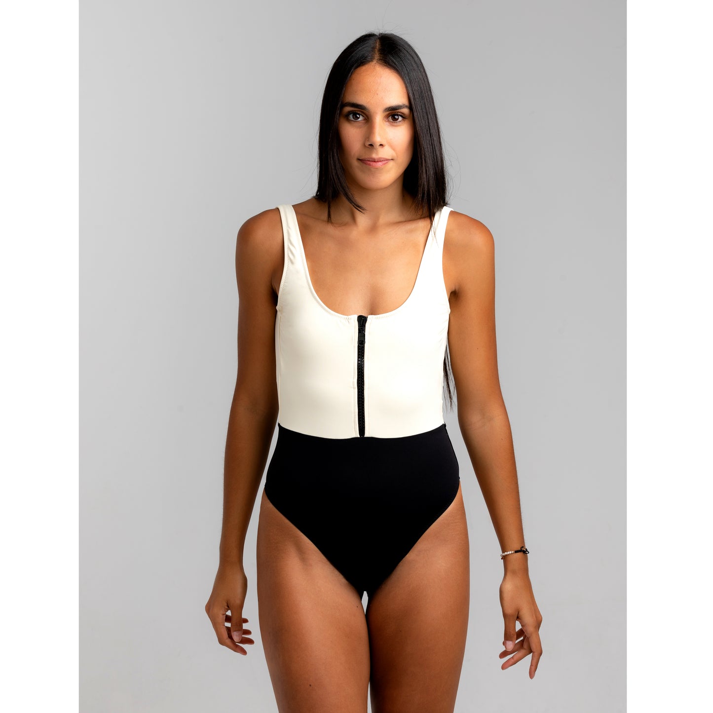 Black & Beige normal cut, one piece swimsuit. Adjustable, black zipper. Split design and very comfortable. Double layer fabric to avoid transparency. Bañador split. Bañador crema y negro. Bañador con cremallera. Bañador con espalda abierta.