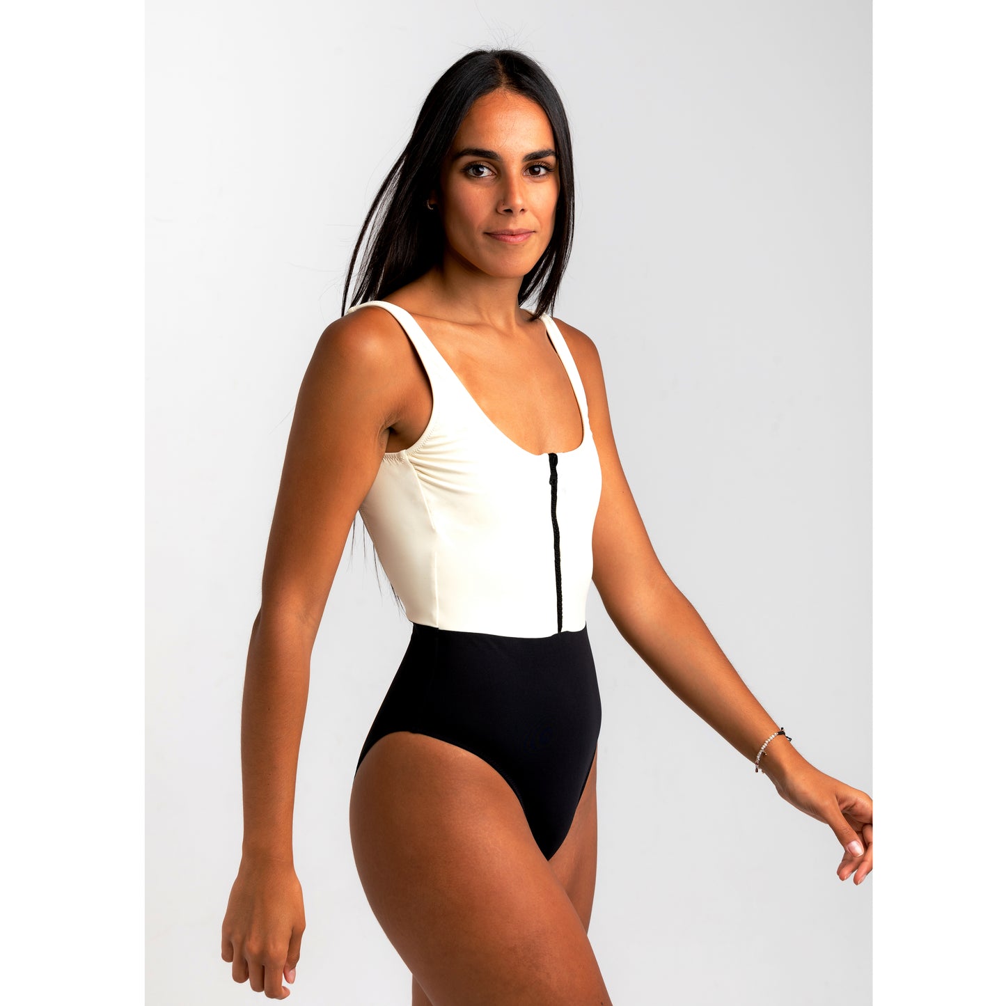 Black & Beige normal cut, one piece swimsuit. Adjustable, black zipper. Split design and very comfortable. Double layer fabric to avoid transparency. Bañador split. Bañador crema y negro. Bañador con cremallera. Bañador con espalda abierta.