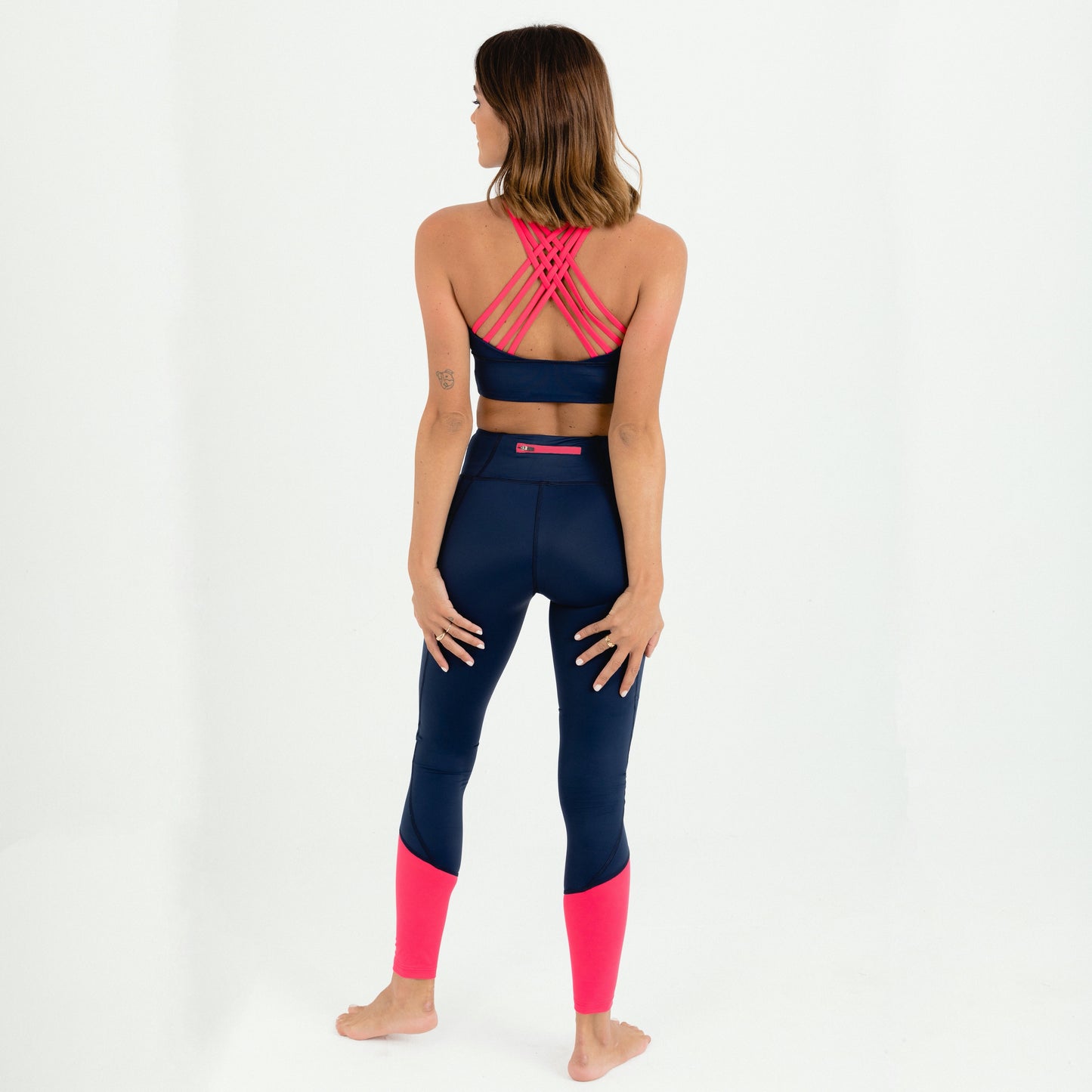 Top / bra deportivo con espalda cruzada, copas extraíbles y buena sujeción. Sujetador para gimnasio, yoga, running, correr, entrenar. Entrena en casa. Alto impacto.