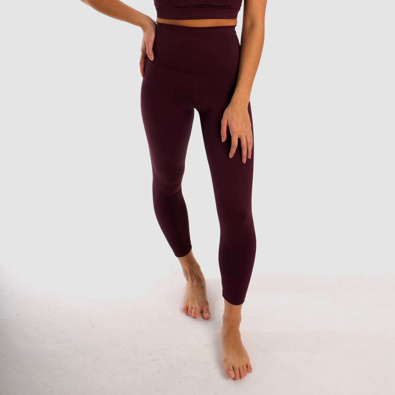 Potent purple high-waisted sports leggings. Compression effect. 7/8 length leggings  Comfortable and resistant. Pocket to put your essentials. Mallas de deporte de tiro alto de color morado. Efecto compresivo. Cómodo y resistente. Bolsillo para meter lo esencial. 