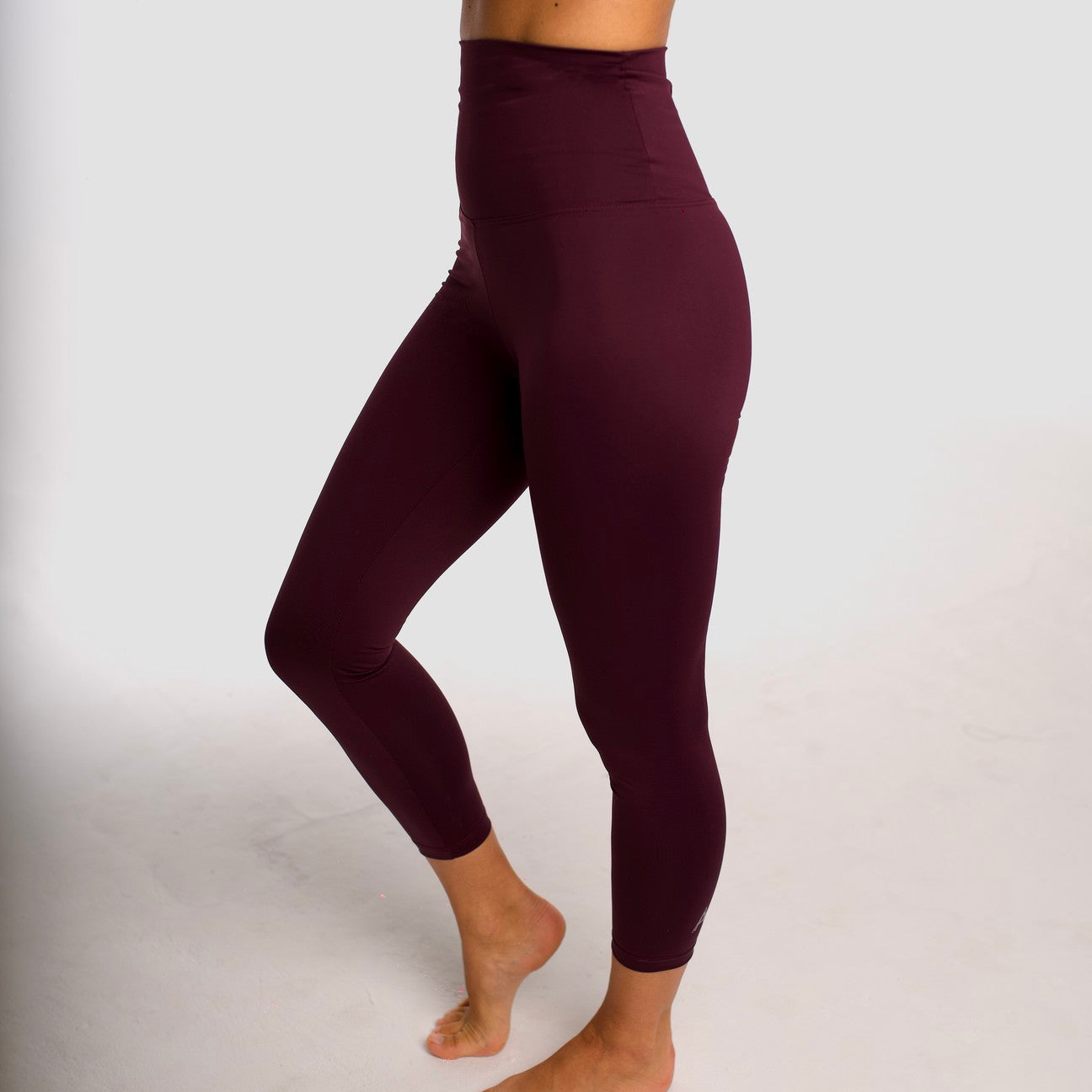 Potent purple high-waisted sports leggings. Compression effect. 7/8 length leggings Comfortable and resistant. Pocket to put your essentials. Mallas de deporte de tiro alto de color morado. Efecto compresivo. Cómodo y resistente. Bolsillo para meter lo esencial.