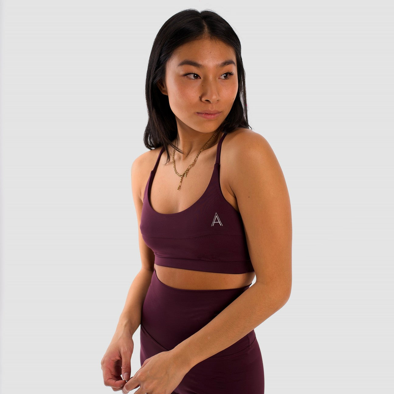 Women's purple sports top. Cross-strap bra. Elastic chest strap for comfort and support. Lightweight, breathable and comfortable bra. Removable cups. Top Deportivo mujer color morado. Sujetador de tirantes cruzados. Tira elástica en el pecho ofreciendo comodidad y sujeción. Sujetador cómo, ligero y transpirable. Top con copas extraibles. 