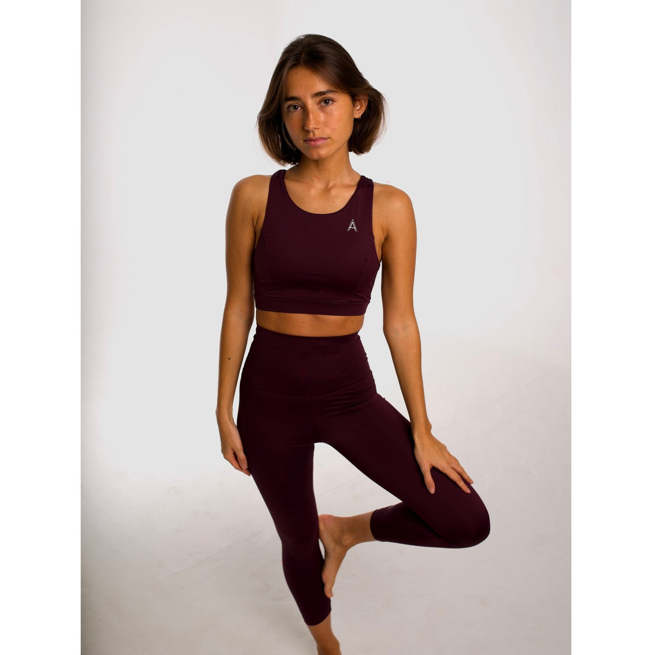 Potent purple high-waisted sports leggings. Compression effect. 7/8 length leggings  Comfortable and resistant. Pocket to put your essentials. Mallas de deporte de tiro alto de color morado. Efecto compresivo. Cómodo y resistente. Bolsillo para meter lo esencial. 