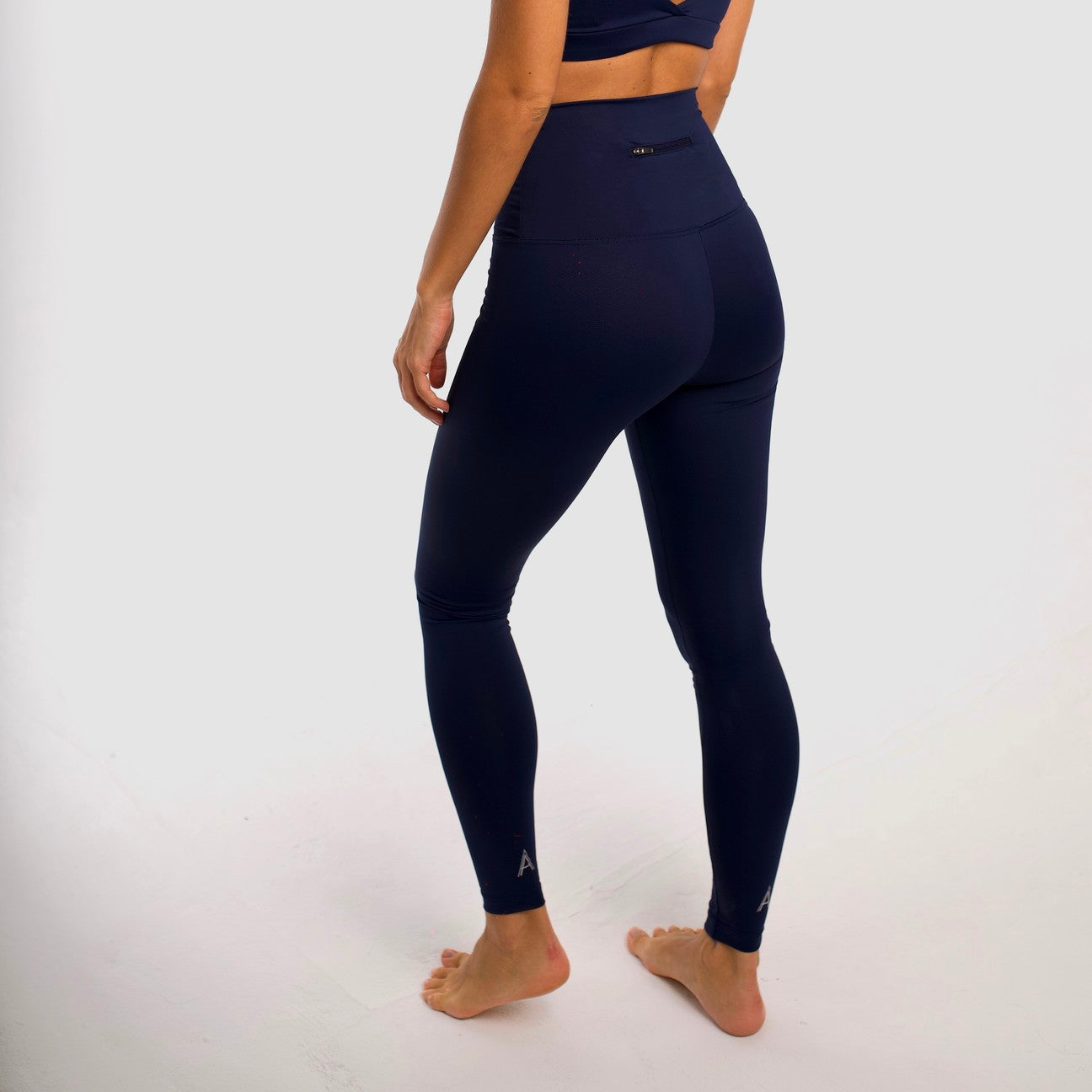 Navy blue high-waisted sports leggings. Compression effect. Comfortable and resistant. Pocket to put your essentials. Mallas de deporte de tiro alto color azul marino. Efecto compresivo. Cómodo y resistente. Bolsillo para meter lo esencial.