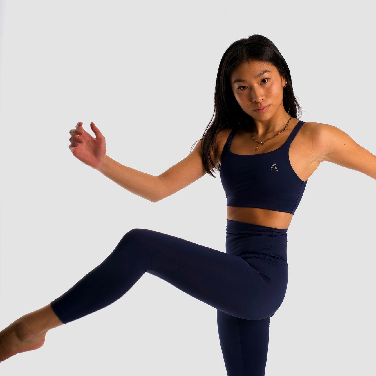 Women's navy blue sports top. Cross-strap bra. Elastic chest strap for comfort and support. Lightweight, breathable and comfortable bra. Removable cups. Top deportivo de mujer azul marino. Sujetador de tirantes cruzados. Tira elástica en el pecho ofreciendo comodidad y sujeción. Sujetador cómo, ligero y transpirable. Top con copas extraibles.