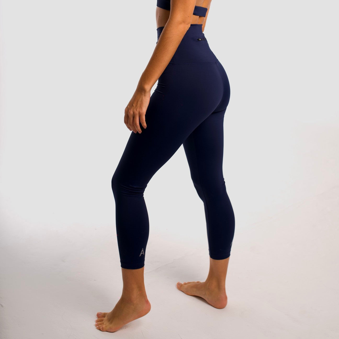 Navy blue high-waisted sports leggings. Compression effect. 7/8 length leggings  Comfortable and resistant. Pocket to put your essentials. Mallas de deporte de tiro alto de color azul marino. Efecto compresivo. Cómodo y resistente. Bolsillo trasero para meter lo esencial. 