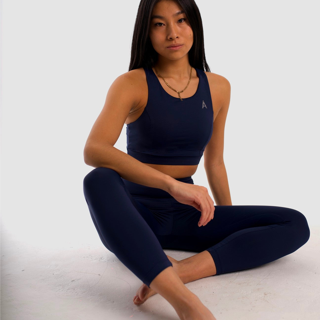 Navy blue high-waisted sports leggings. Compression effect. 7/8 length leggings Comfortable and resistant. Pocket to put your essentials. Mallas de deporte de tiro alto de color azul marino. Efecto compresivo. Cómodo y resistente. Bolsillo trasero para meter lo esencial.