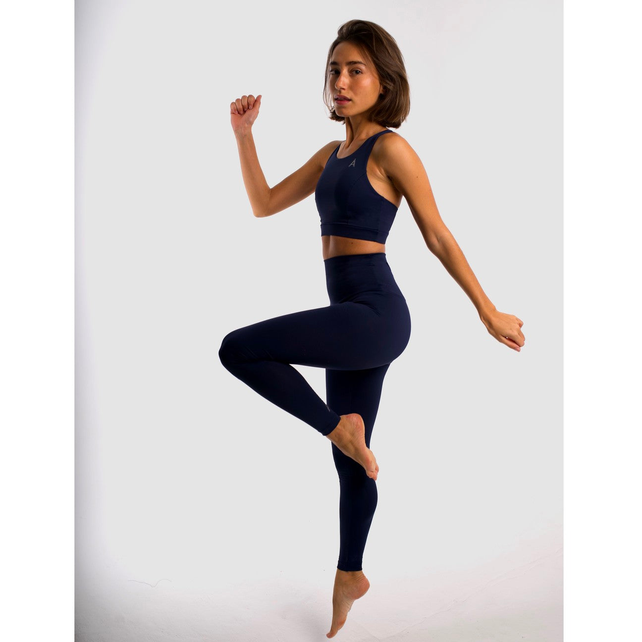 Navy blue high-waisted sports leggings. Compression effect. Comfortable and resistant. Pocket to put your essentials. Mallas de deporte de tiro alto color azul marino. Efecto compresivo. Cómodo y resistente. Bolsillo para meter lo esencial.