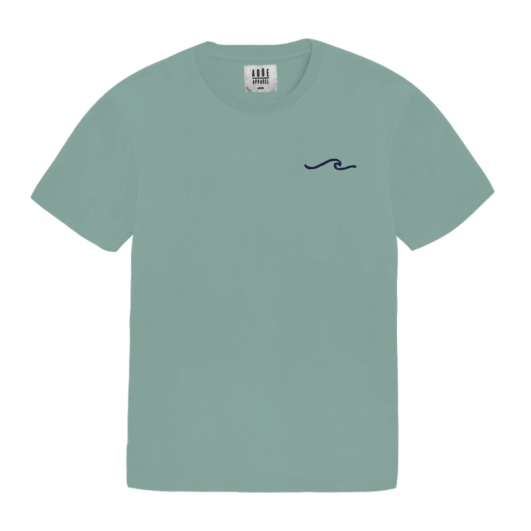 Basic cut t-shirt with round neck and embroidered quote. Available in dark grey, beige, light grey, light green and white. 100% organic cotton. Relaxed fit. Unisex. Designed in Spain. Camiseta básica. Gris oscuro, beige, gris claro, verde claro y blanco. Algodón orgánico. Corte holgado. Diseñada en España.