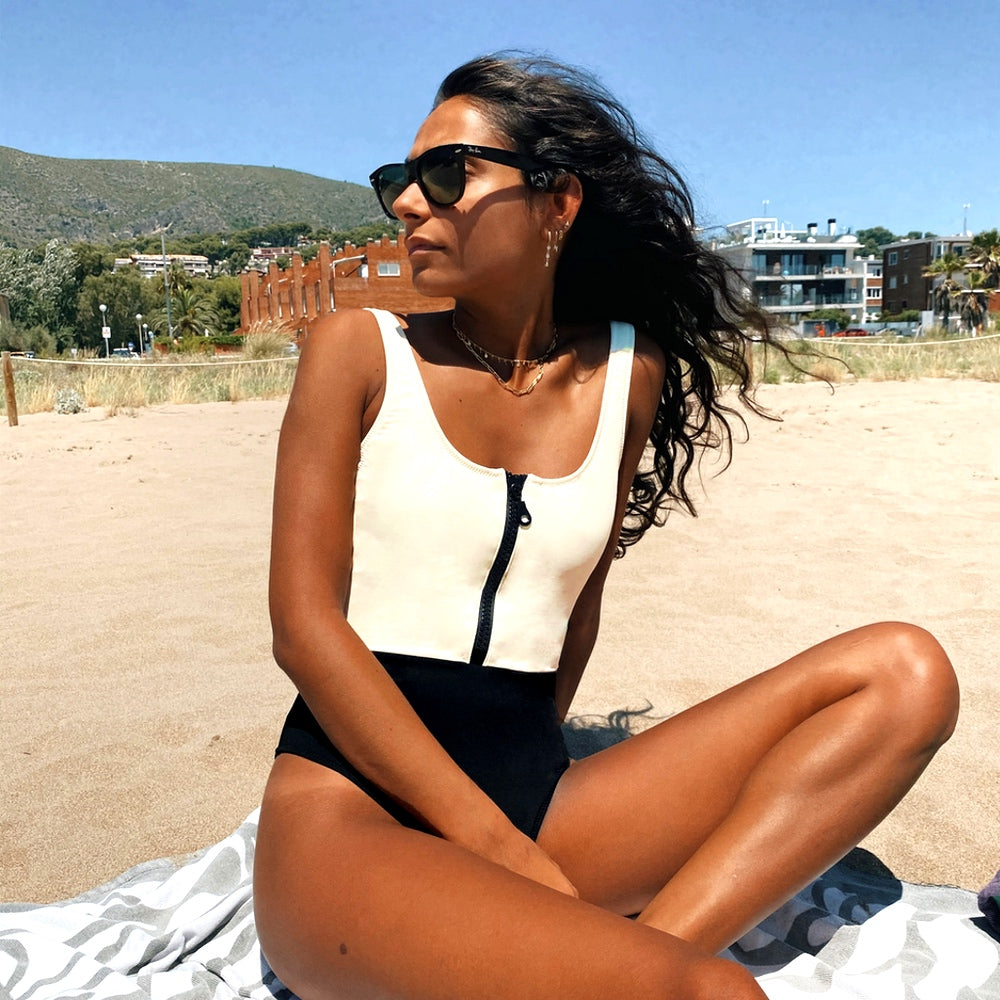 Black & Beige normal cut, one piece swimsuit. Adjustable, black zipper. Split design and very comfortable. Double layer fabric to avoid transparency. Bañador split. Bañador crema y negro. Bañador con cremallera. Bañador con espalda abierta.