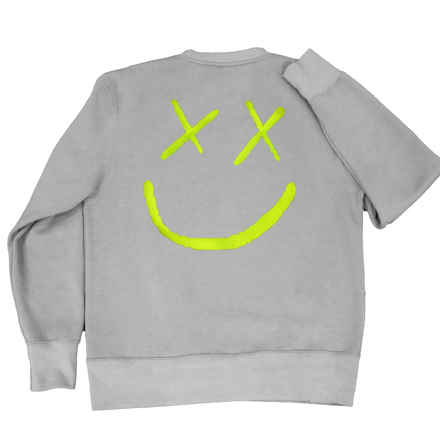 Sudadera gris claro con bordado amarillo  "happy face" en la parte trasera. Sudadera oversize diseñada en España. Algodón orgánico.Sudadera unisex sin capucha.Light grey sweatshirt with yellow "happy face" embroidery on the back. Oversize sweatshirt designed in Spain. Organic cotton. Unisex hoodless sweatshirt.