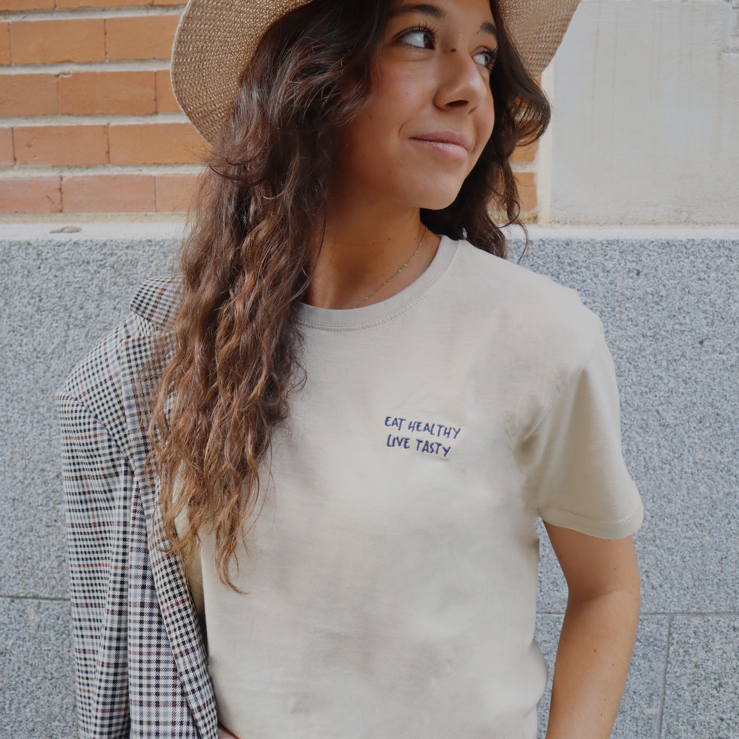 Basic cut t-shirt with round neck and embroidered quote. Available in dark grey, beige, light grey, light green and white. 100% organic cotton. Relaxed fit. Unisex. Designed in Spain. Camiseta básica. Gris oscuro, beige, gris claro, verde claro y blanco. Algodón orgánico. Corte holgado. Diseñada en España.