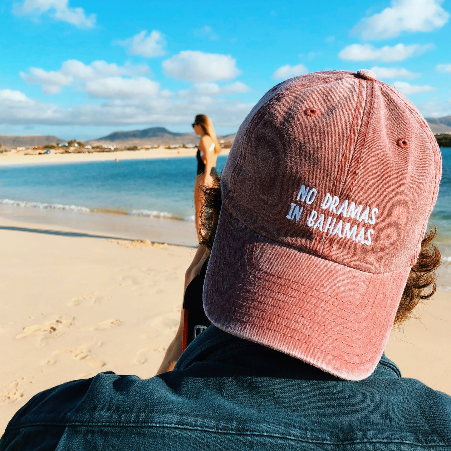 Gorra No Dramas In Bahamas granate efecto lavado, ajustable. Garnet No Dramas In Bahamas cap washed effect fabric, adjustable strap-back closure. 6 Panel Dad Cap. 100% cotton. 