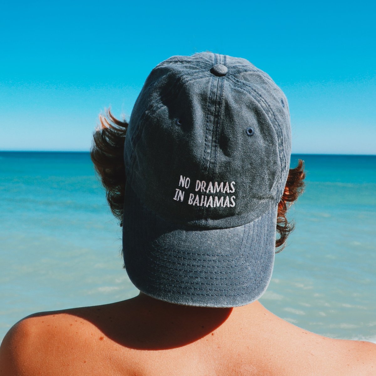 No Dramas In Bahamas Cap, washed effect fabric, adjustable strap-back closure. 6 Panel Dad Cap. 100% cotton. Gorra efecto lavado. Gorra efecto desgastado.