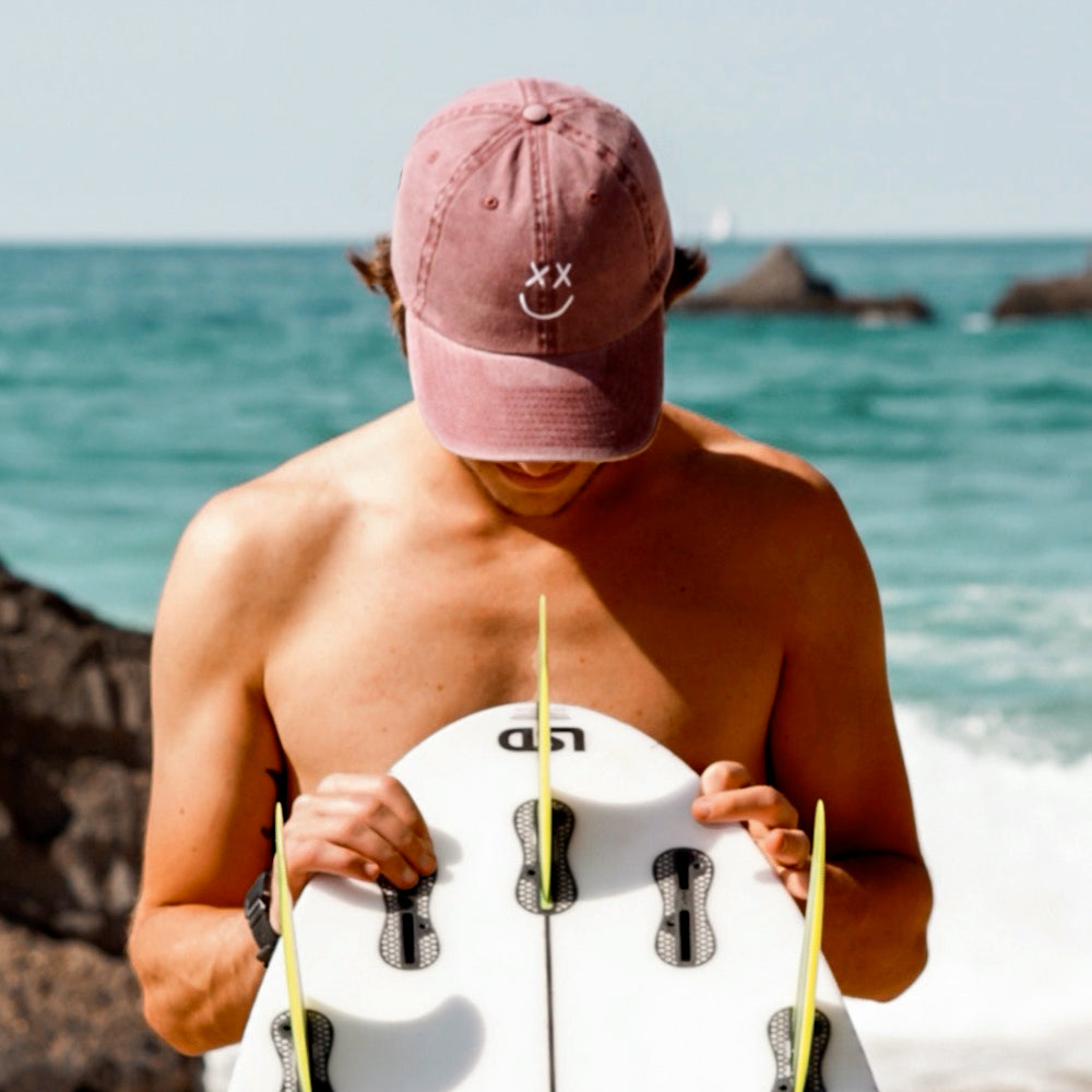 Embroidered Happy Face black and garnet cap, washed effect fabric, adjustable strap-back closure. 6 Panel Dad Cap. 100% cotton. Cool and comfortable unisex hat. Gorra con cara feliz bordada. efecto lavado o desgastado. Ajustable. 100% algodón. Cómoda, super fashion y de moda. Disponible en color negro y granate / burdeos.