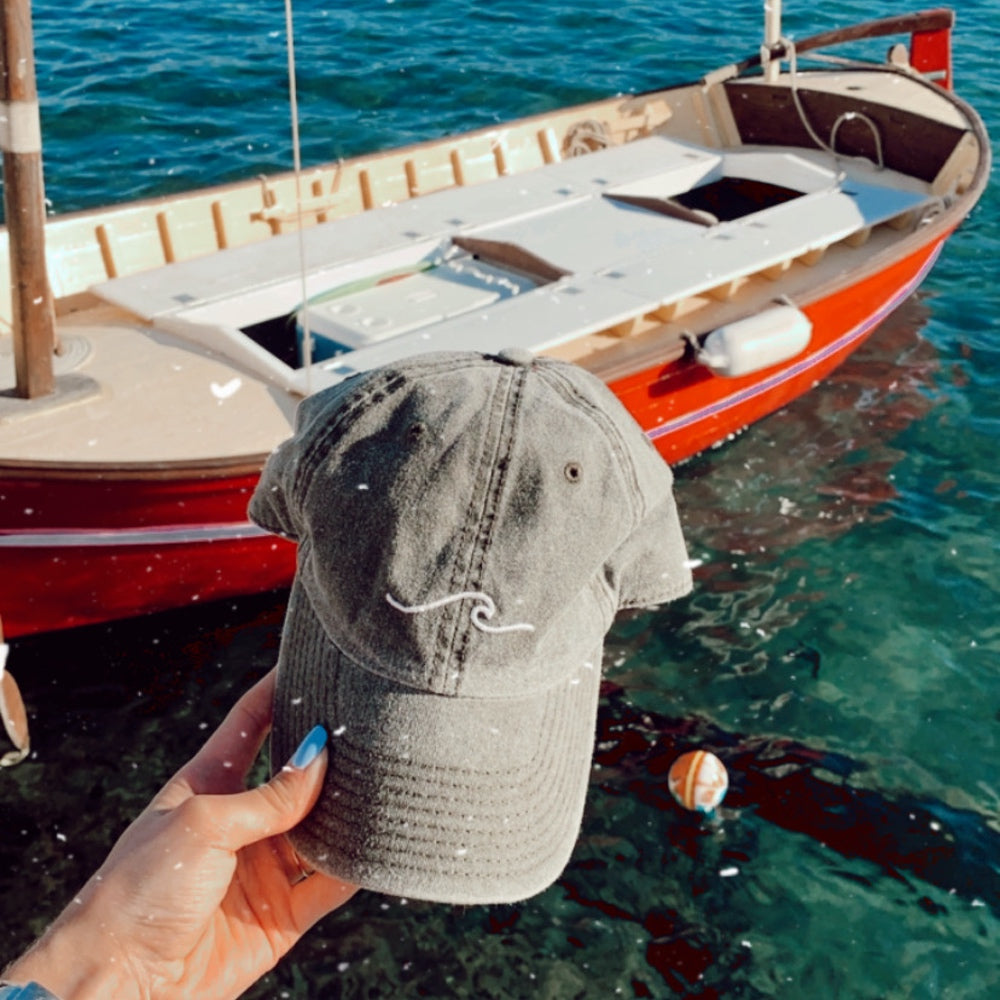 Wave Cap, washed effect fabric, adjustable strap-back closure. 6 Panel Dad Cap. 100% cotton. Gorra efecto lavado. Gorra efecto desgastado.