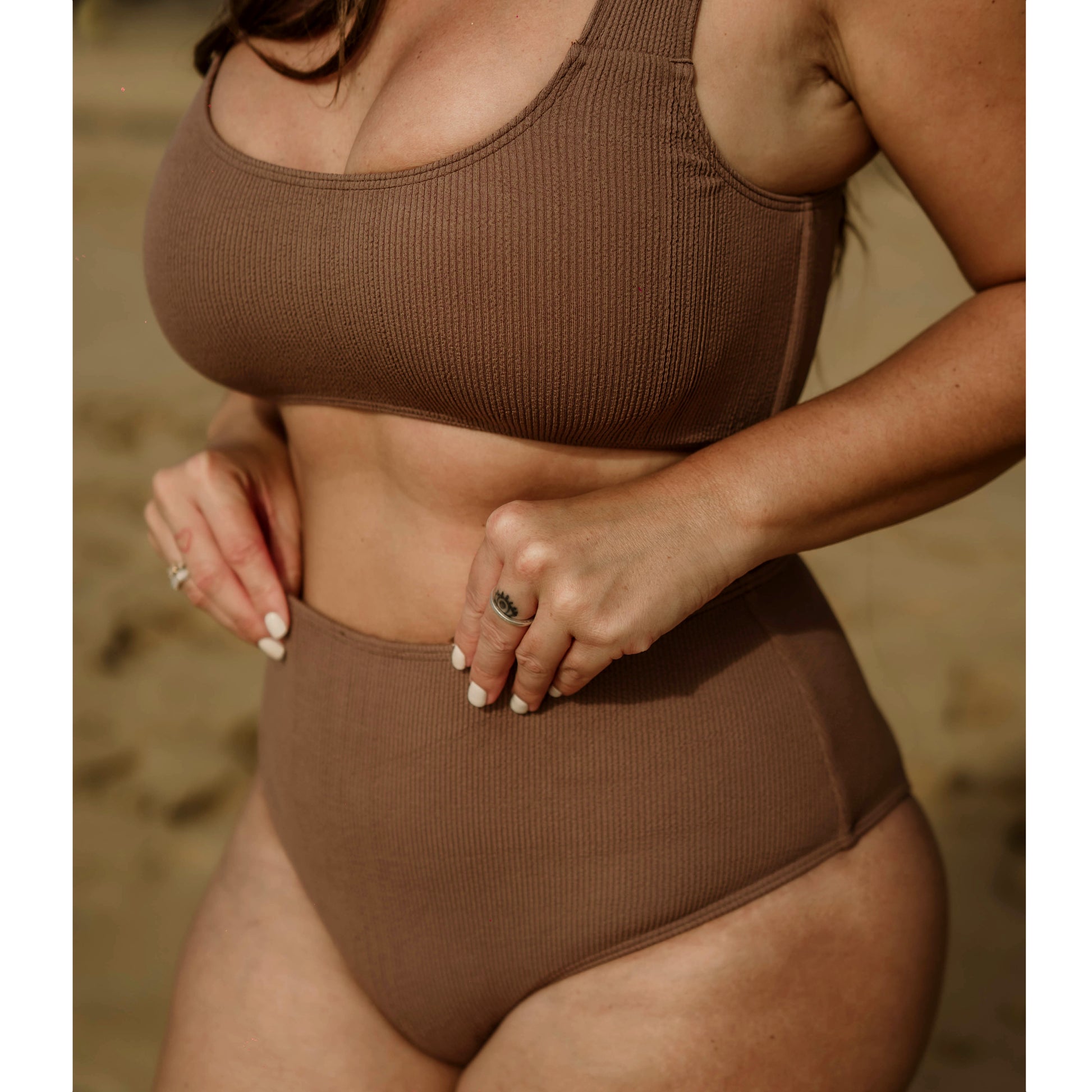 Brown bikini top. Square neckline top with straps for ultimate comfort and support perfect for all bust sizes. RIB fabric. Designed by famous spanish celebrity Anabel Pantoja. Top de bikini marrón. Escote cuadrado y tiras gruesas para mayor comodidad. Tejido RIB que se ajusta perfectamente al cuerpo. 