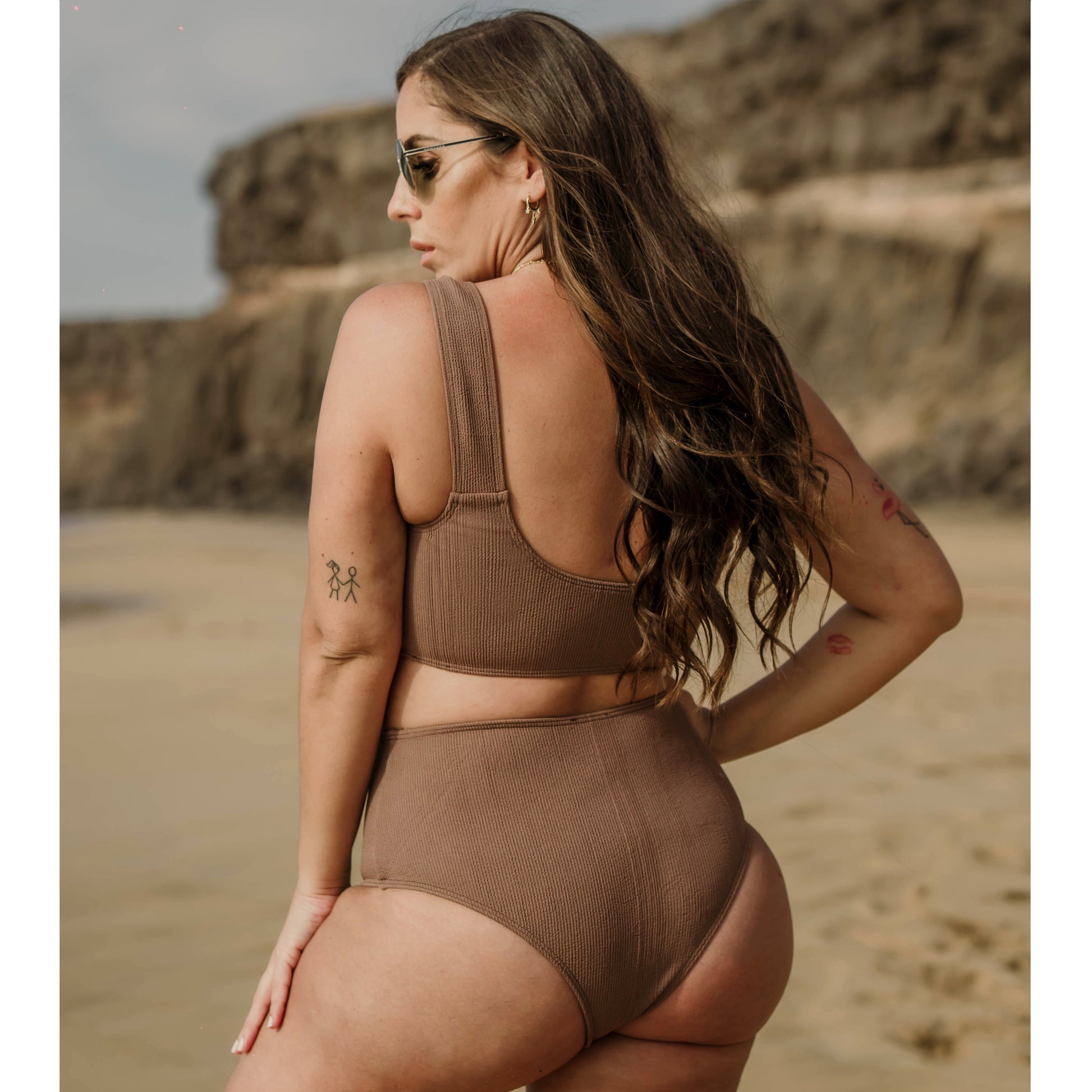 Brown bikini top. Square neckline top with straps for ultimate comfort and support perfect for all bust sizes. RIB fabric. Designed by famous spanish celebrity Anabel Pantoja. Top de bikini marrón. Escote cuadrado y tiras gruesas para mayor comodidad. Tejido RIB que se ajusta perfectamente al cuerpo. 
