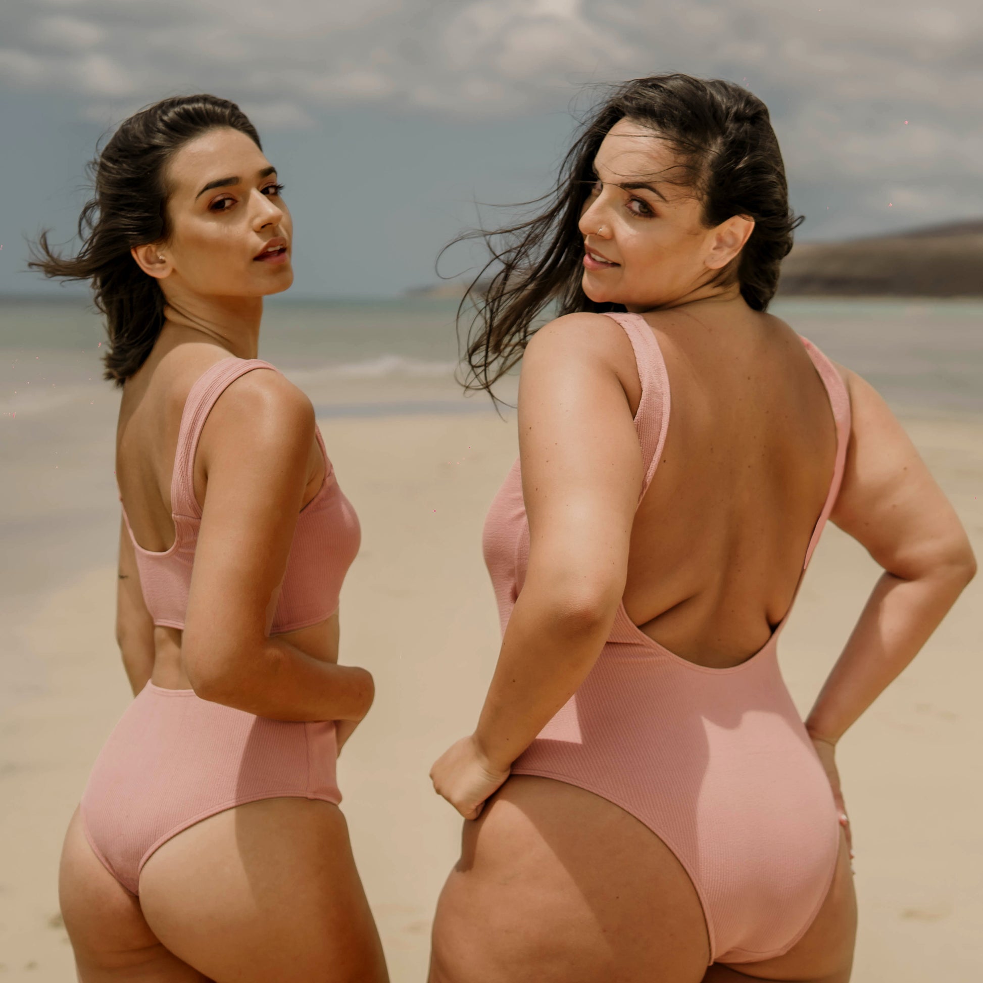 Pink bikini bottom. High-waisted. RIB fabric. This bikini will always be one of your favorites. Designed by famous spanish celebrity Anabel Pantoja. Braguita rosa de corte alto. Súper cómoda para la piscina o la playa. Este bikini siempre será de tus favoritos. Tejido RIB que se ajusta perfectamente al cuerpo.