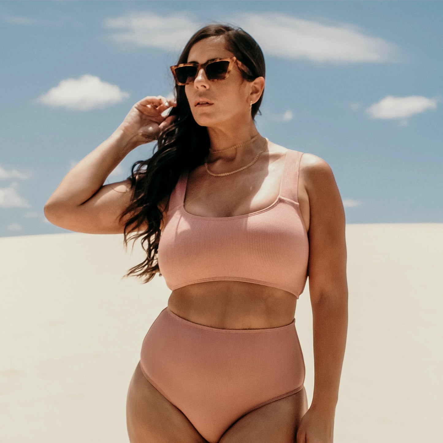 Brown bikini top. Square neckline top with straps for ultimate comfort and support perfect for all bust sizes. RIB fabric. Designed by famous spanish celebrity Anabel Pantoja. Top de bikini marrón. Escote cuadrado y tiras gruesas para mayor comodidad. Tejido RIB que se ajusta perfectamente al cuerpo. 
