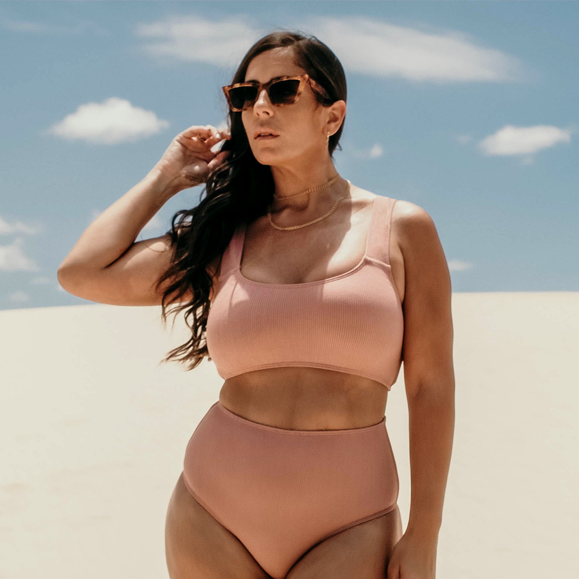Brown bikini top. Square neckline top with straps for ultimate comfort and support perfect for all bust sizes. RIB fabric. Designed by famous spanish celebrity Anabel Pantoja. Top de bikini marrón. Escote cuadrado y tiras gruesas para mayor comodidad. Tejido RIB que se ajusta perfectamente al cuerpo. 