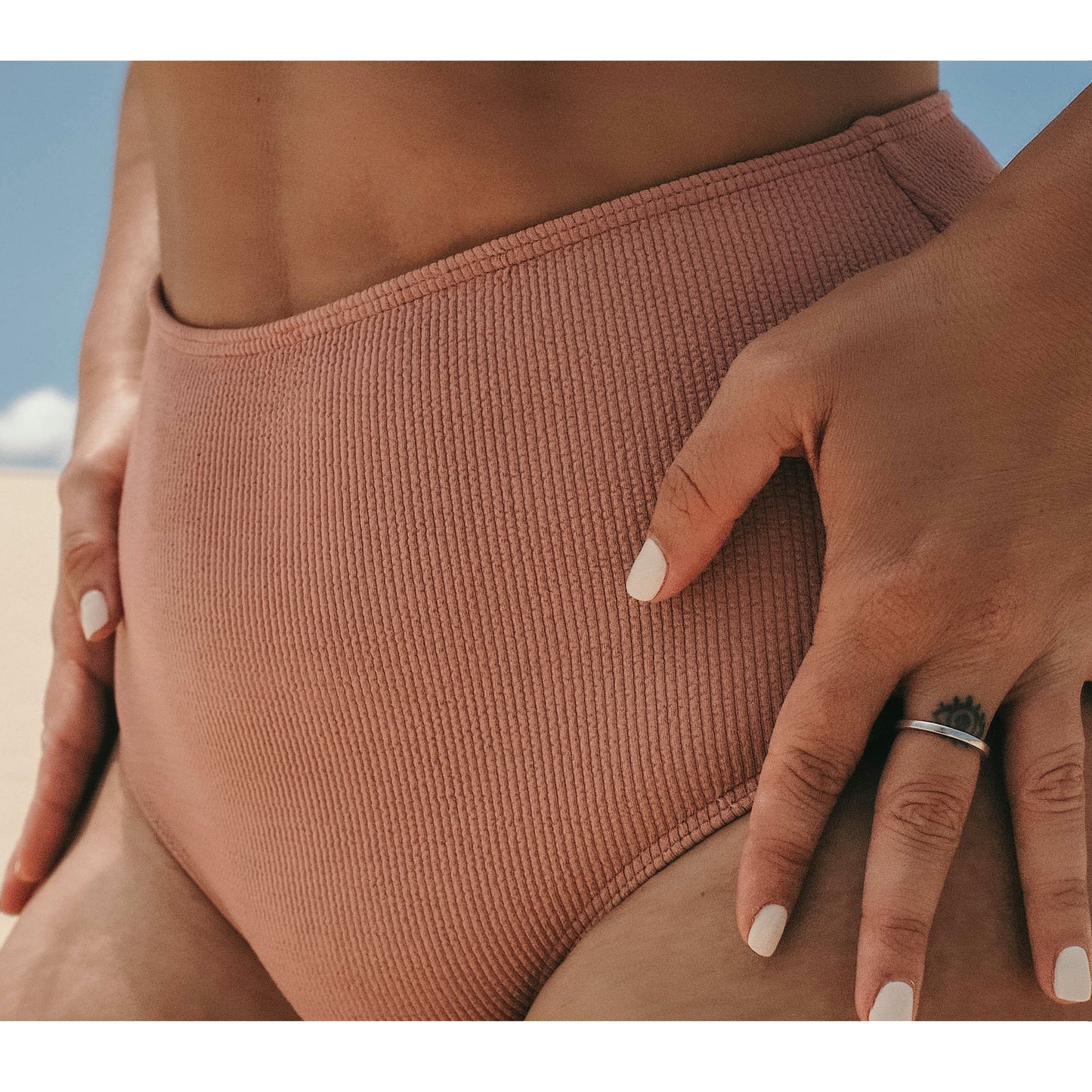 Pink bikini bottom. High-waisted. RIB fabric. This bikini will always be one of your favorites. Designed by famous spanish celebrity Anabel Pantoja. Braguita rosa de corte alto. Súper cómoda para la piscina o la playa. Este bikini siempre será de tus favoritos. Tejido RIB que se ajusta perfectamente al cuerpo.