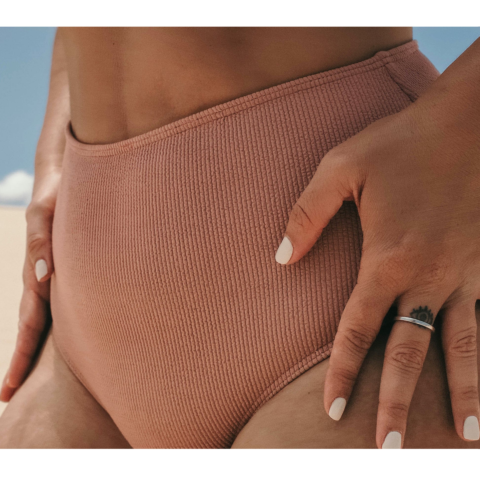 Pink bikini bottom. High-waisted. RIB fabric. This bikini will always be one of your favorites. Designed by famous spanish celebrity Anabel Pantoja. Braguita rosa de corte alto. Súper cómoda para la piscina o la playa. Este bikini siempre será de tus favoritos. Tejido RIB que se ajusta perfectamente al cuerpo.