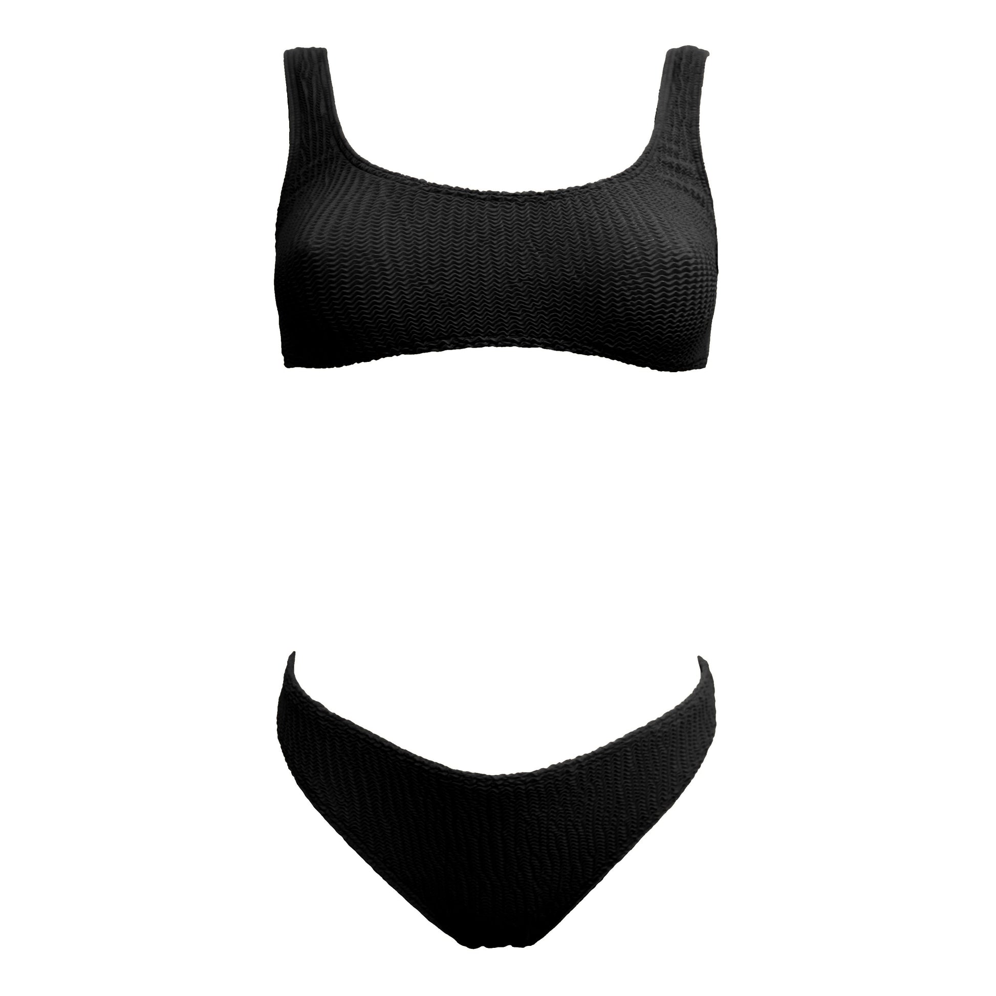 Cropped black bikini top. Textured finish and wide shoulder straps. This bikini will never upset you, it will always be one of your favorites. Top de bikini negro. Crop top con tirantes gruesos. Este bikini siempre será de tus favoritos.