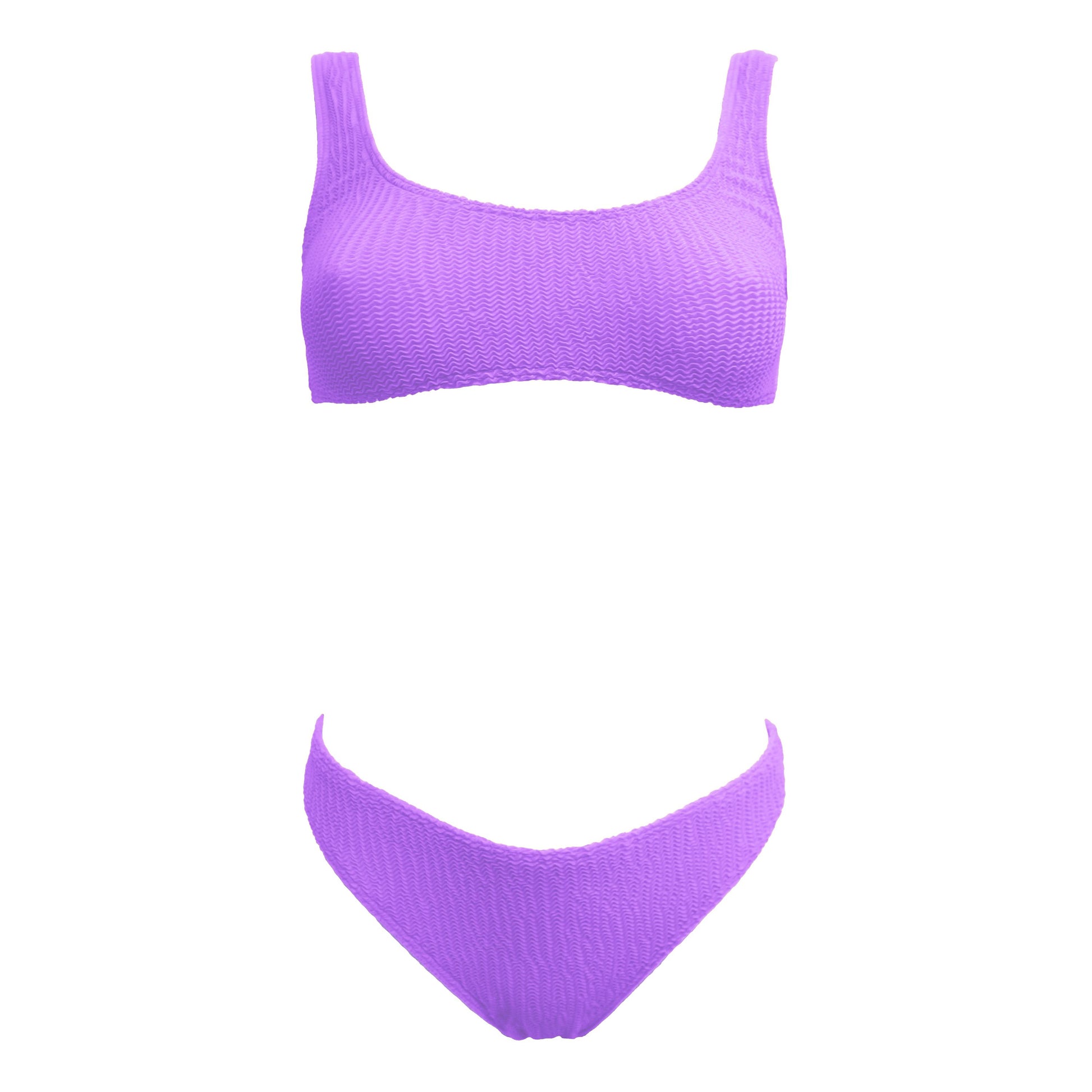 Mid-waist lilac bikini bottom. Textured finish. Really comfortable for the pool or the beach. This bikini will never upset you, it will always be one of your favorites. Braguita lila de corte mid-waist. Súper cómoda para la piscina o la playa. Este bikini siempre será de tus favoritos.