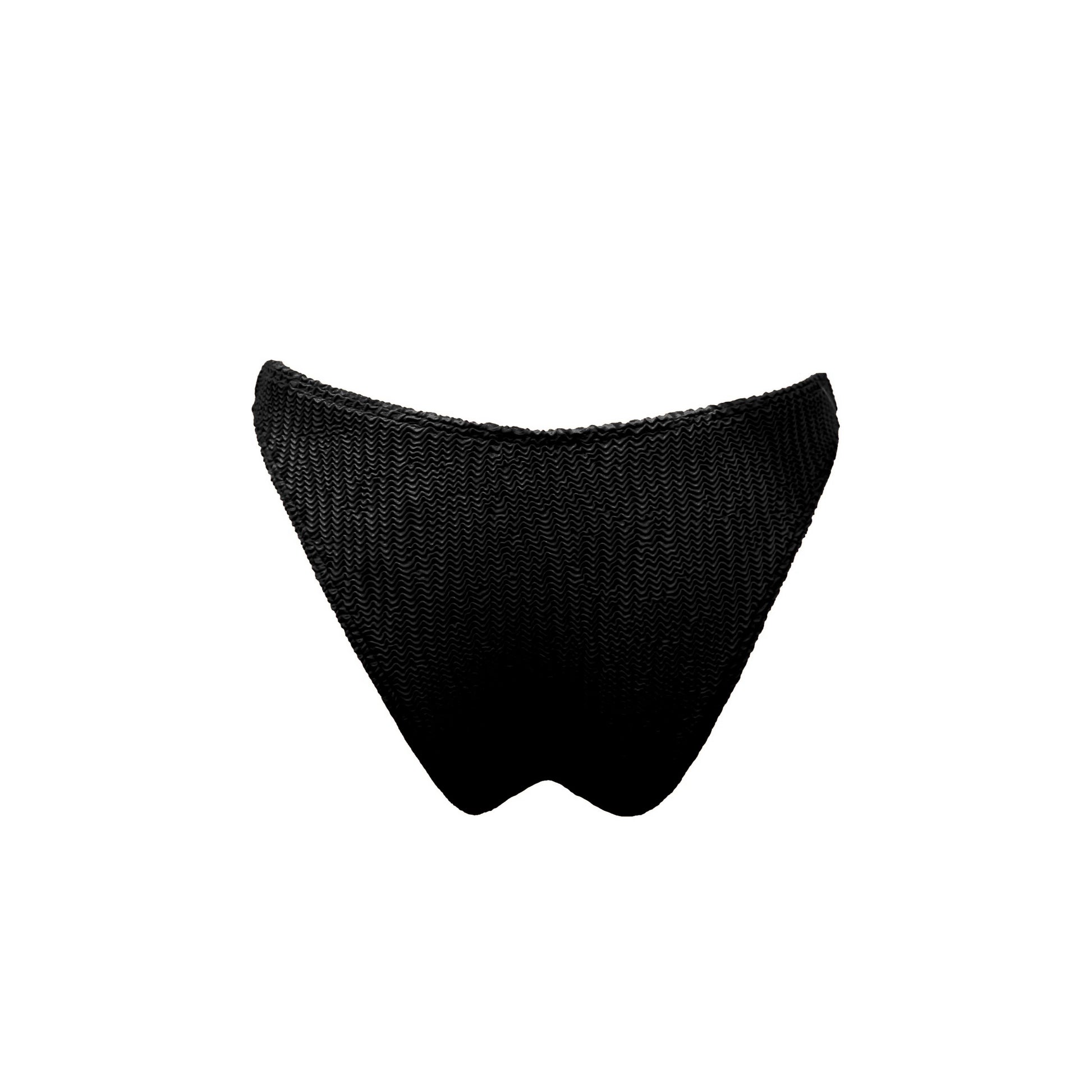 Mid-waist black bikini bottom. Textured finish. Really comfortable for the pool or the beach. This bikini will never upset you, it will always be one of your favorites. Braguita negra de corte mid-waist. Súper cómoda para la piscina o la playa. Este bikini siempre será de tus favoritos.