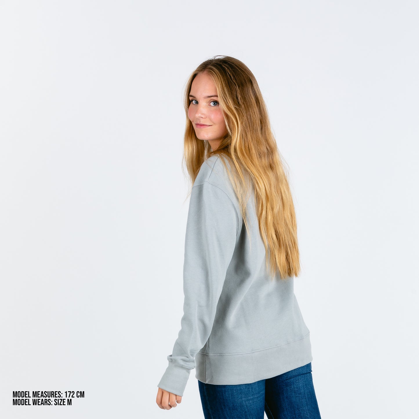 Light solid grey classic cut sweater with curl embroidery quote. I need a siesta. Cozy interior to keep you warm. Cuffs and waist with elastic rib. Designed in Spain. Sudadera gris. Sudadera oversized. Sudadera básica.
