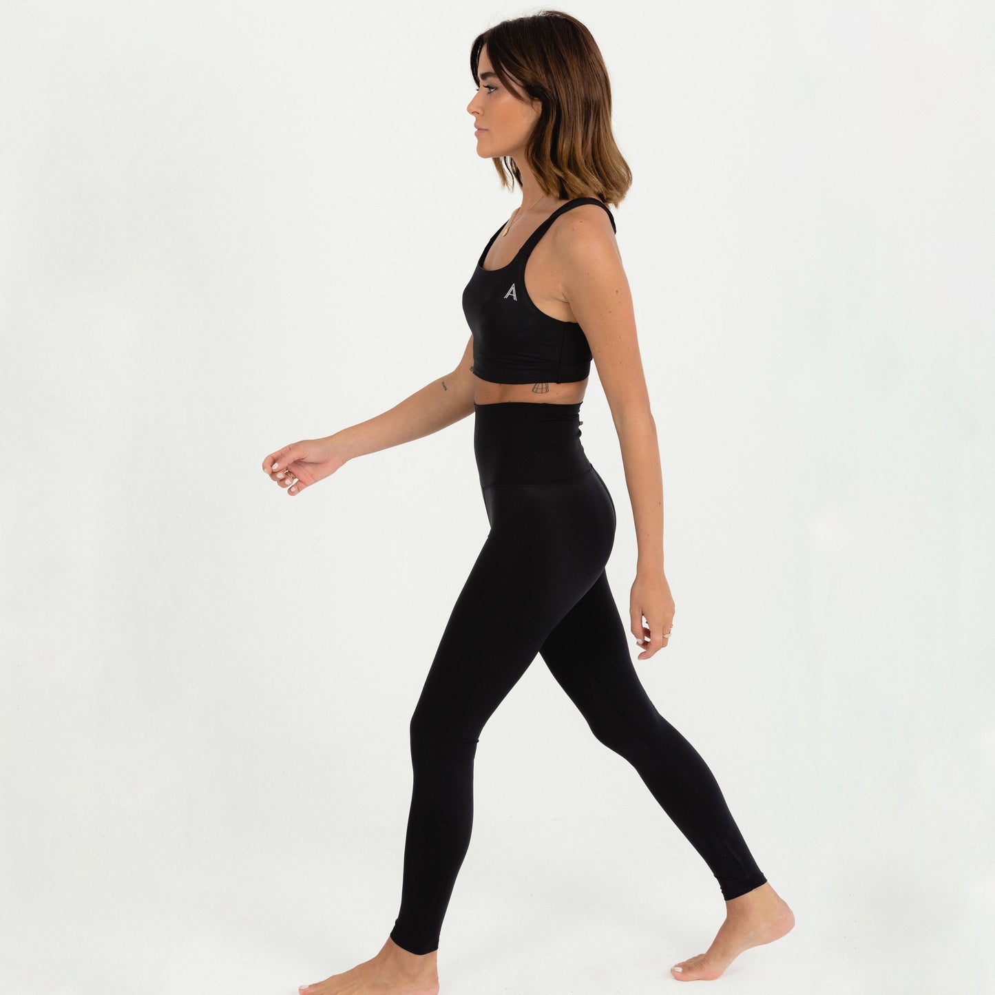 Black high-waisted sports leggings. Compression effect. Comfortable and resistant. Pocket to put your essentials. Mallas de deporte de tiro alto de color negro. Efecto compresivo. Cómodo y resistente. Bolsillo trasero para meter lo esencial. 