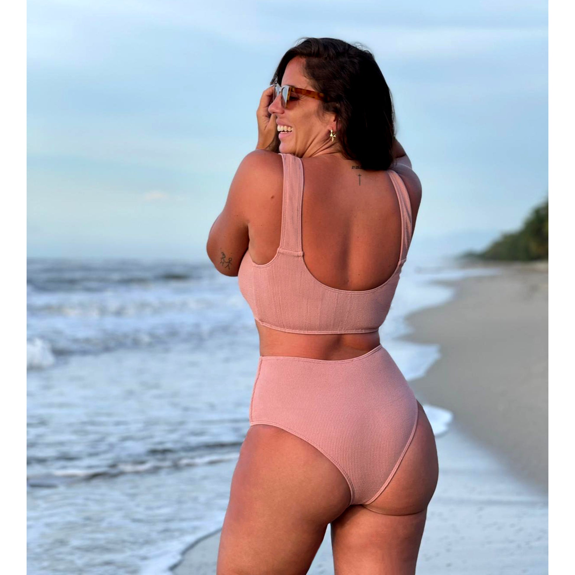 Brown bikini top. Square neckline top with straps for ultimate comfort and support perfect for all bust sizes. RIB fabric. Designed by famous spanish celebrity Anabel Pantoja. Top de bikini marrón. Escote cuadrado y tiras gruesas para mayor comodidad. Tejido RIB que se ajusta perfectamente al cuerpo. 