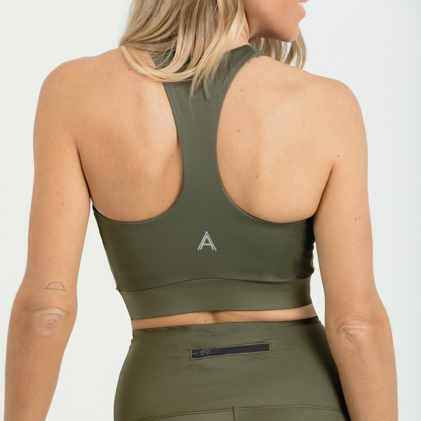 High impact and support sports bra ideal for practicing yoga, running and training without restricting your movements. Top / bra deportivo con espalda nadadora, copas extraíbles y buena sujeción. Sujetador para gimnasio, yoga, running, correr, entrenar. Entrena en casa. Alto impacto.