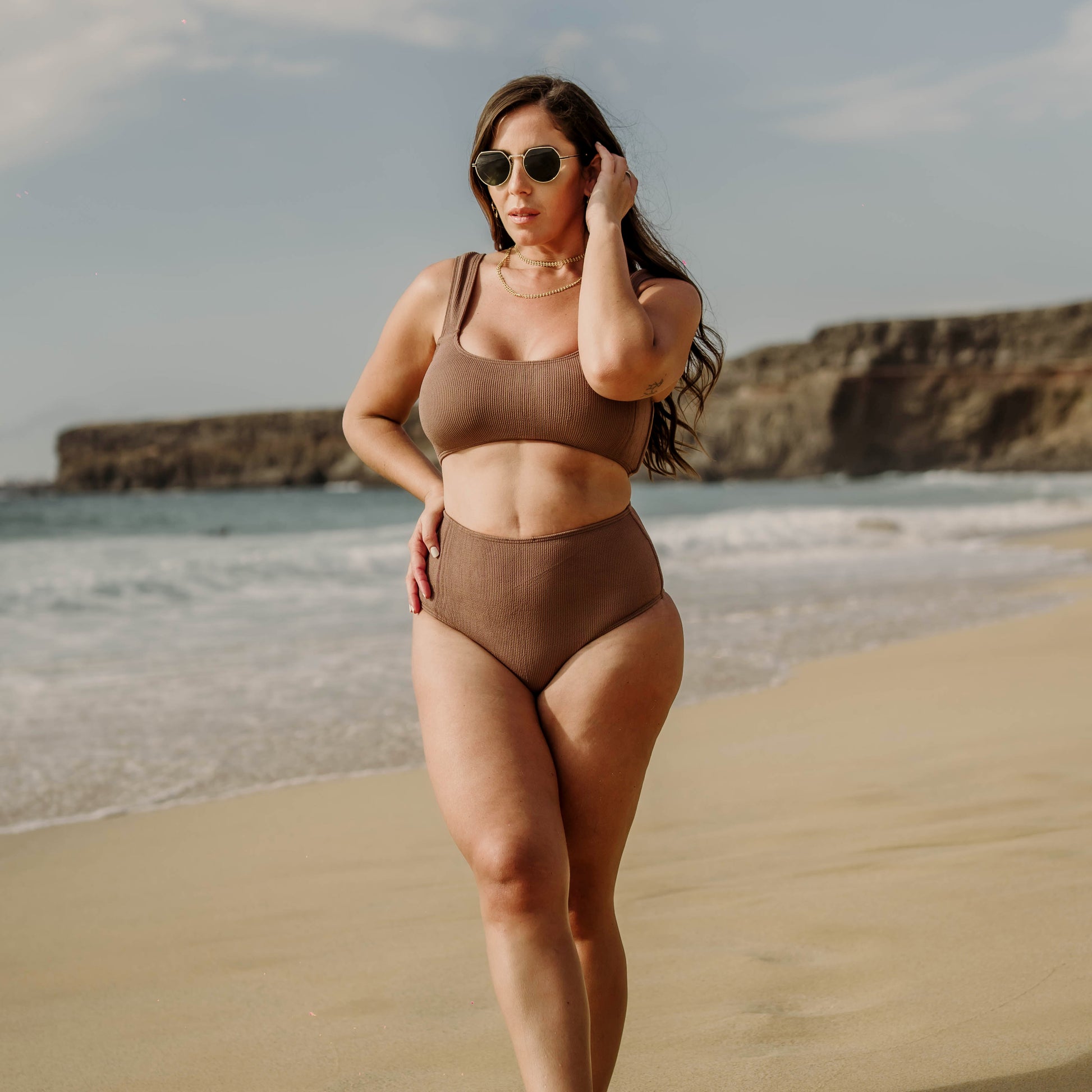 Brown bikini top. Square neckline top with straps for ultimate comfort and support perfect for all bust sizes. RIB fabric. Designed by famous spanish celebrity Anabel Pantoja. Top de bikini marrón. Escote cuadrado y tiras gruesas para mayor comodidad. Tejido RIB que se ajusta perfectamente al cuerpo.