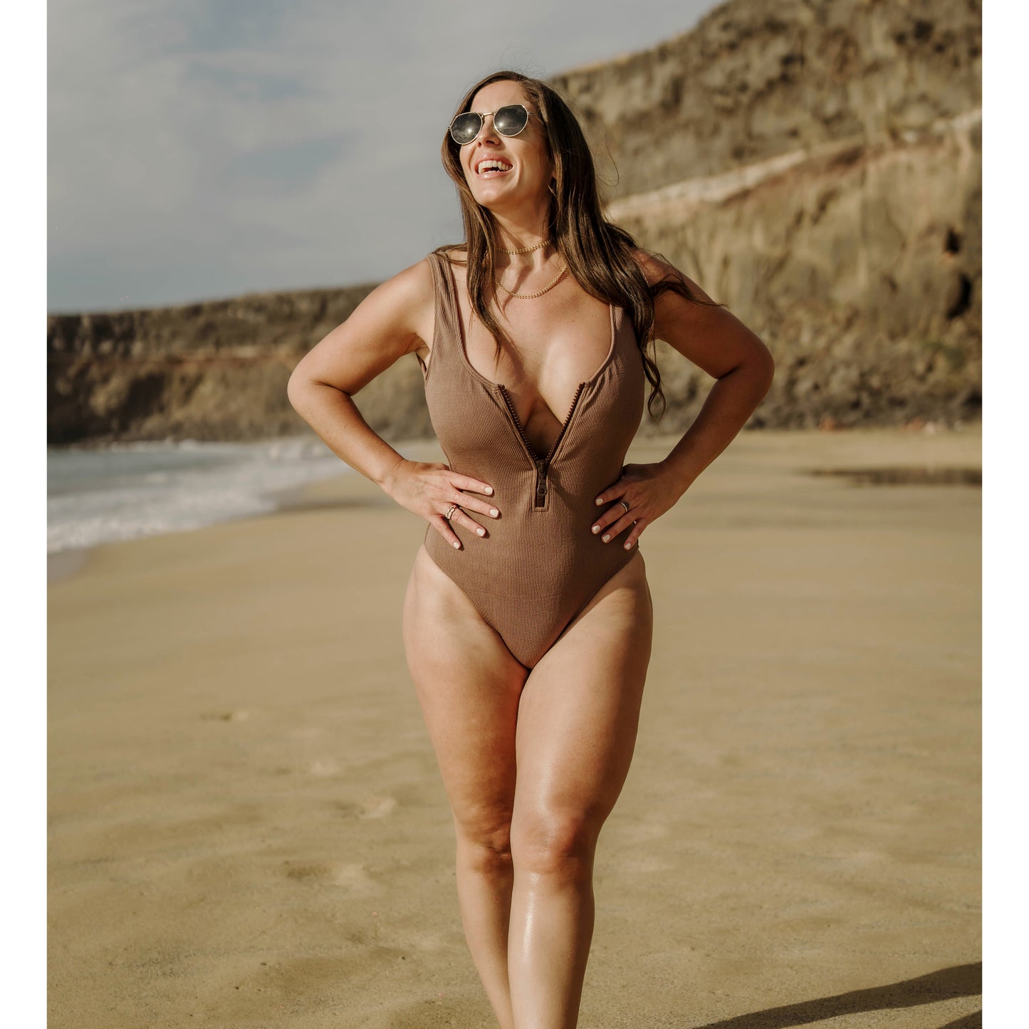 Alegranza one piece swimsuit. Adjustable brown zipper. Open back design and very comfortable. Double layer fabric to avoid transparency. RIB fabric. Designed by spanish celebrity Anabel Pantoja. Bañador Alegranza de una pieza. Cremallera marrón ajustable. Diseño de espalda abierta. Tejido RIB que se adapta al cuerpo.