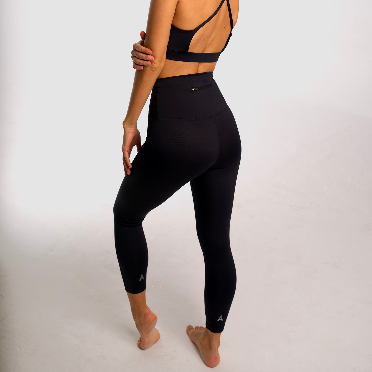 Black high-waisted sports leggings. Compression effect. 7/8 length leggings  Comfortable and resistant. Pocket to put your essentials. Mallas de deporte de tiro alto de color negro. Efecto compresivo. Cómodo y resistente. Bolsillo trasero para meter lo esencial. 