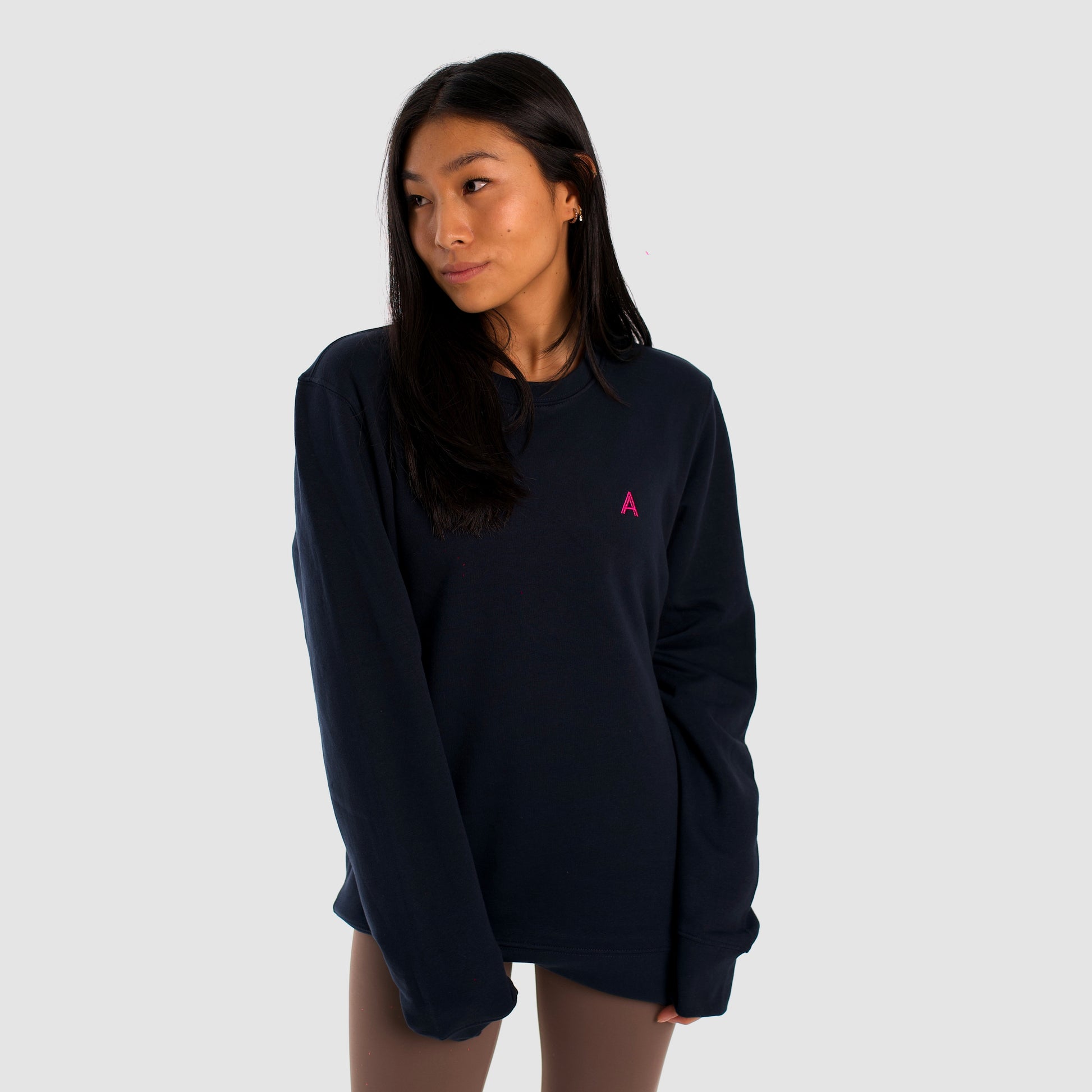 Sudadera azul oscuro con bordado rosa fosforito "happy face" en la parte trasera. Sudadera oversize diseñada en España. Algodón orgánico.Sudadera unisex sin capucha.Navy sweatshirt with fuchsia "happy face" embroidery on the back. Oversize sweatshirt designed in Spain. Organic cotton. unisex sweatshirt without hood.