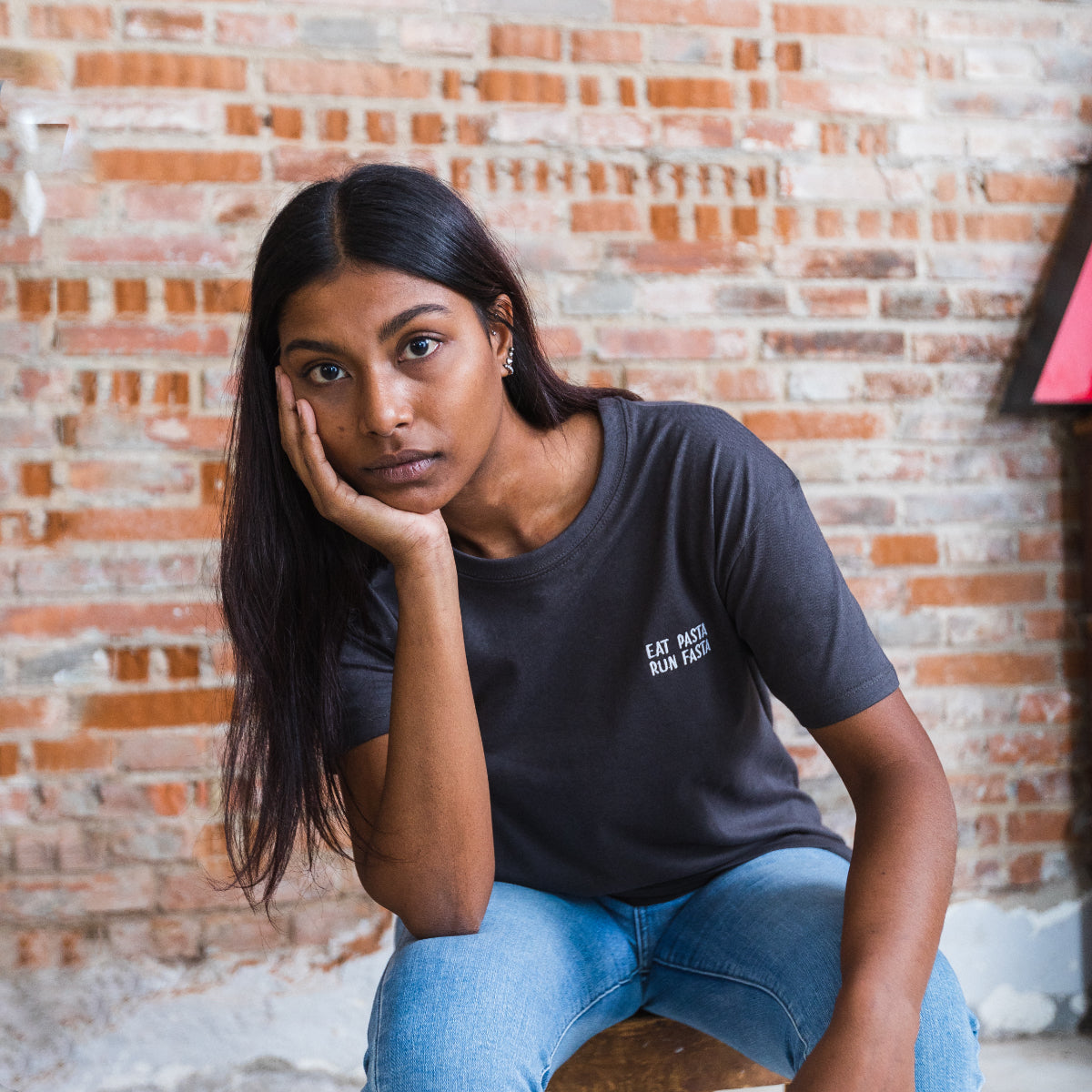 Basic cut t-shirt with round neck and embroidered quote. Available in dark grey, beige, light grey, light green and white. 100% organic cotton. Relaxed fit. Unisex. Designed in Spain. Camiseta básica. Gris oscuro, beige, gris claro, verde claro y blanco. Algodón orgánico. Corte holgado. Diseñada en España.