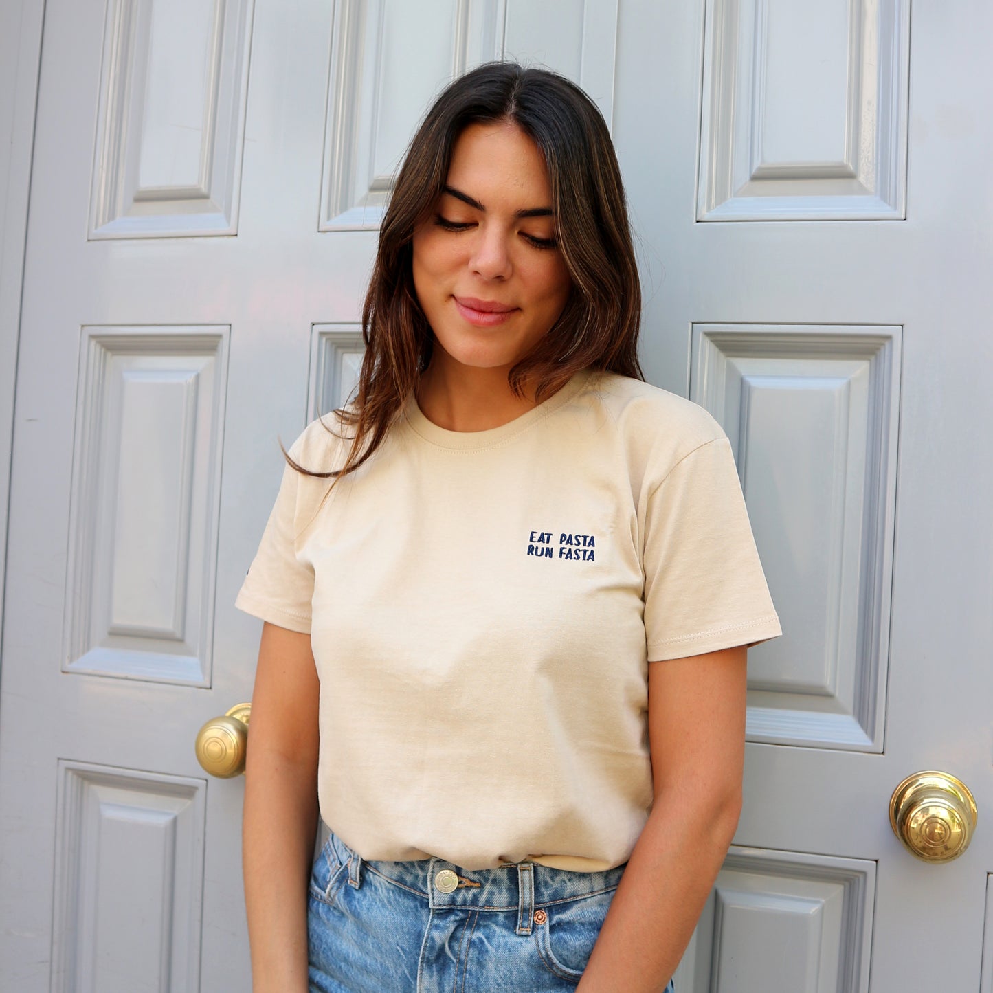 Basic cut t-shirt with round neck and embroidered quote. Available in dark grey, beige, light grey, light green and white. 100% organic cotton. Relaxed fit. Unisex. Designed in Spain. Camiseta básica. Gris oscuro, beige, gris claro, verde claro y blanco. Algodón orgánico. Corte holgado. Diseñada en España.