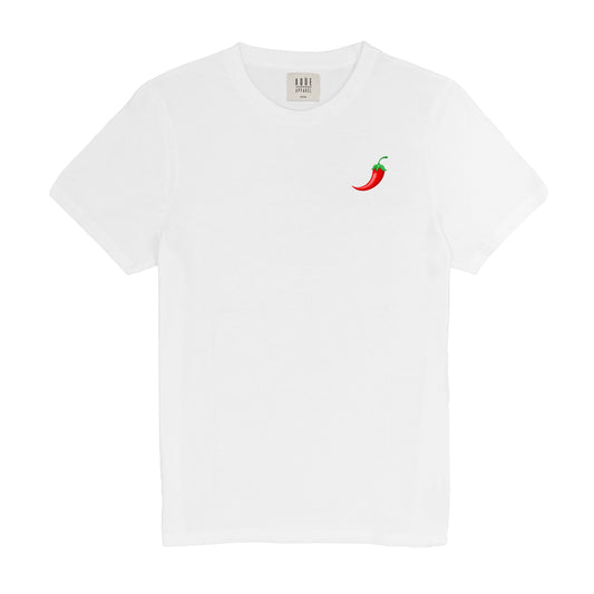 Basic cut white t-shirt with round neck and embroidered chili pepper. 100% organic cotton. Relaxed fit. Unisex. Designed in Spain. Camiseta básica con cuello redondo. Blanca. Algodón orgánico. Corte holgado. Diseñada en España.