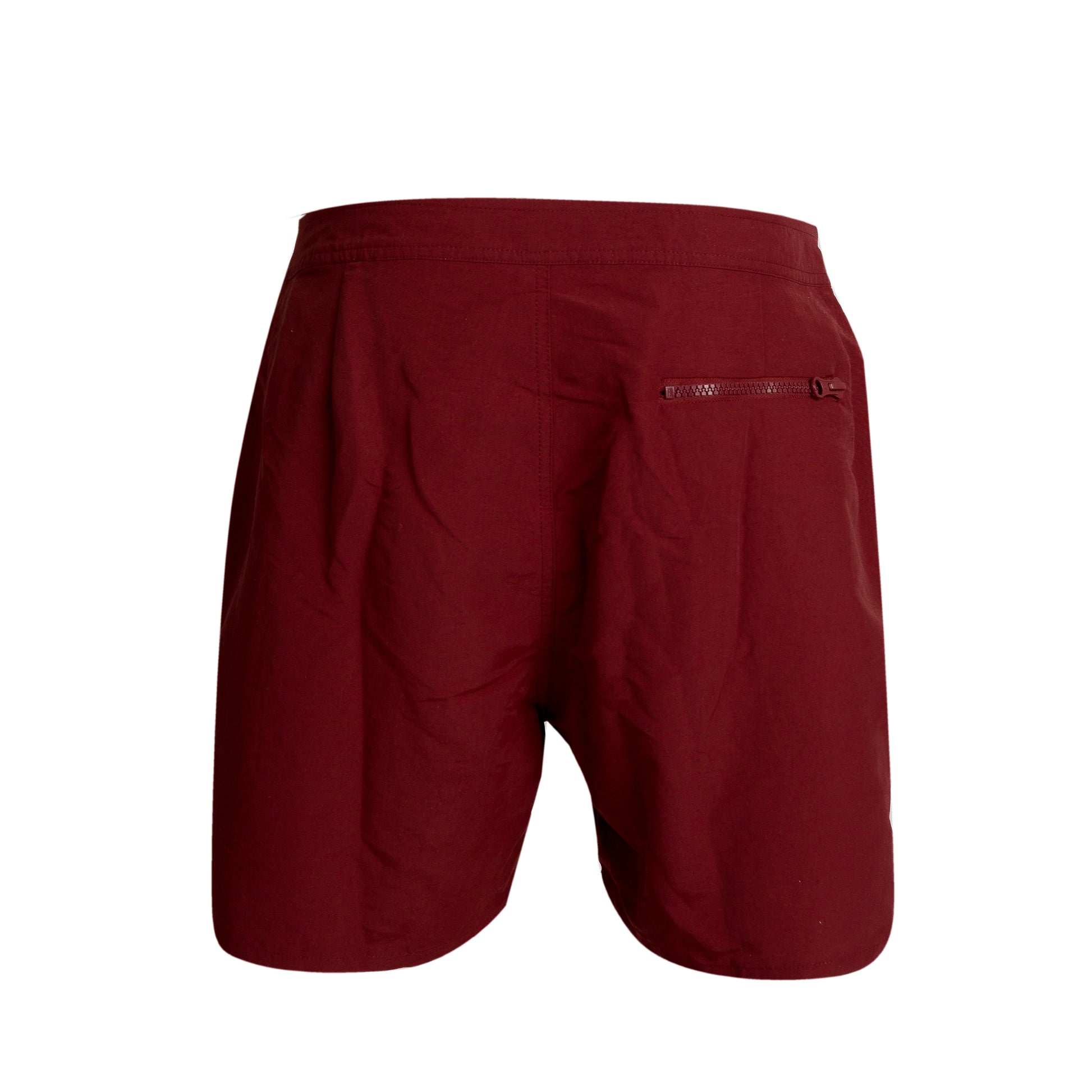 Bañador de hombre clásico granate liso. Bolsillos laterales y un bolsillo trasero con cremallera. Rápido secado. Classic cut swim short. Two side pockets and one back pocket with zipper. Quick dry. 100% nylon.