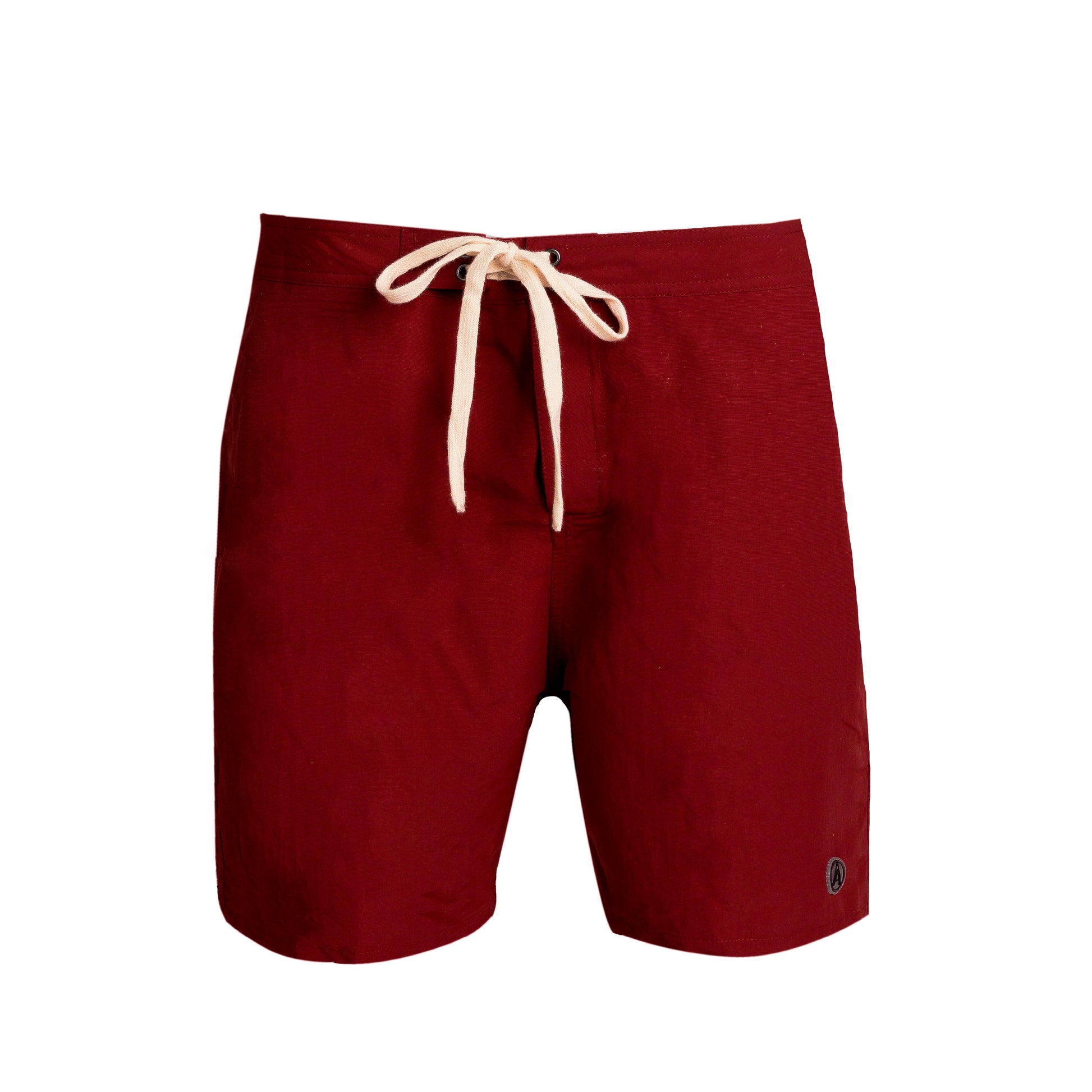 Bañador de hombre clásico granate liso. Bolsillos laterales y un bolsillo trasero con cremallera. Rápido secado. Classic cut swim short. Two side pockets and one back pocket with zipper. Quick dry. 100% nylon.